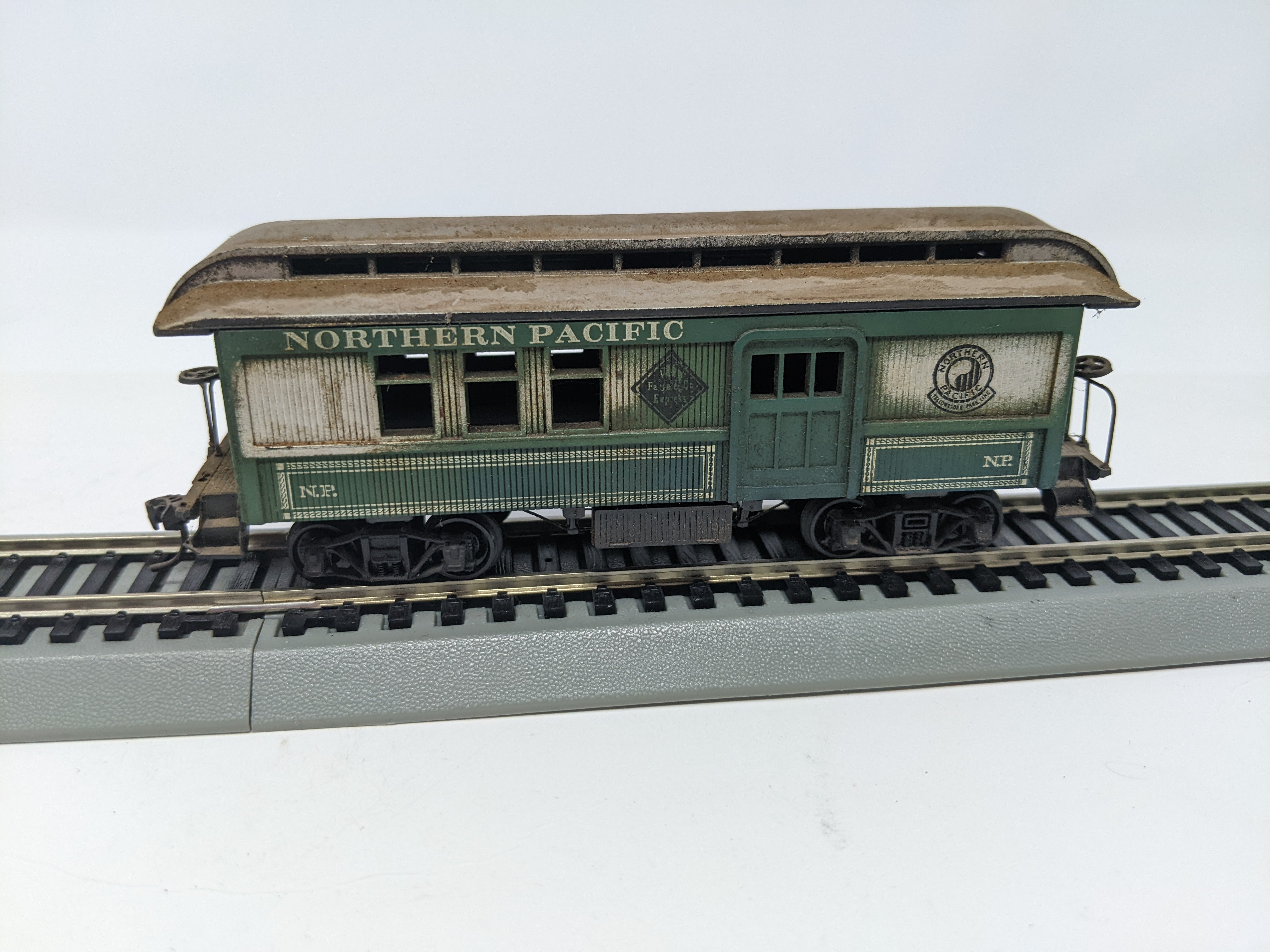 USED HO Scale, 30' Old Time Combine Passenger Car, Northern Pacific NP , Read Description