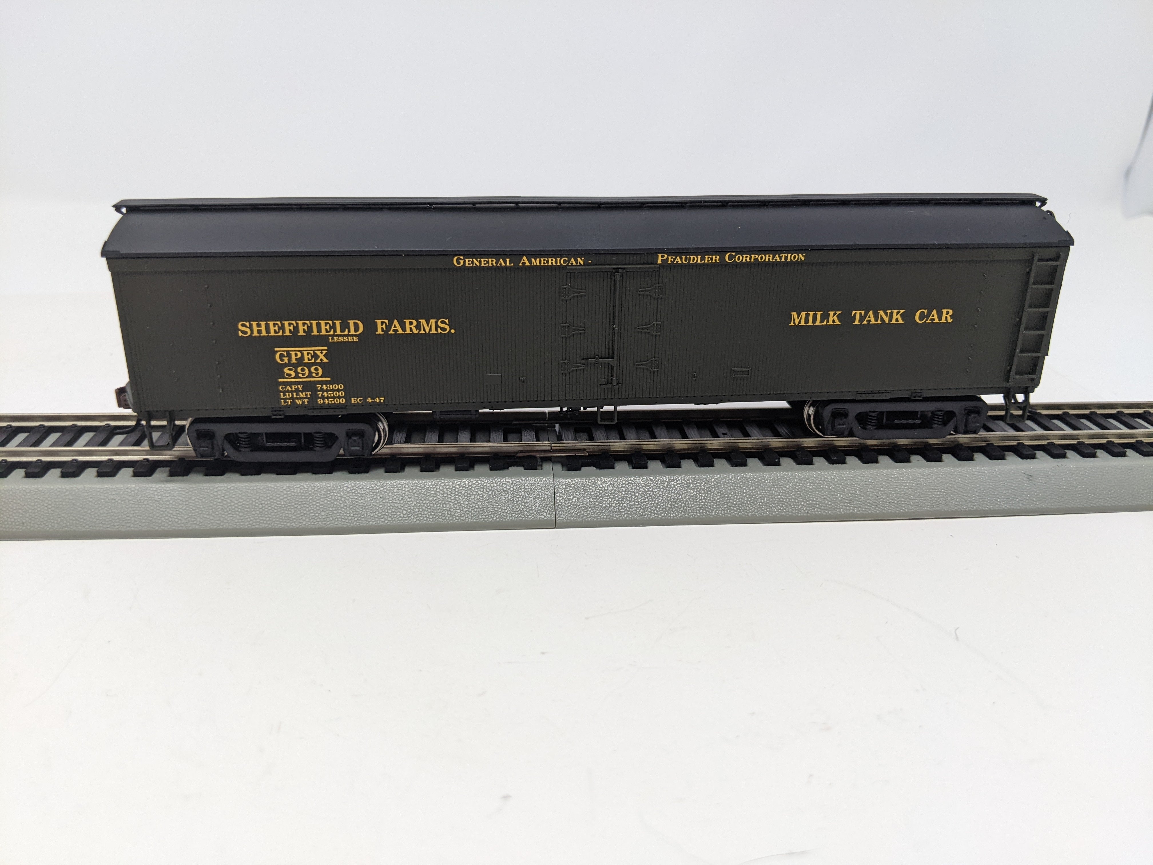 USED Walthers 932-5463 HO Scale, 53' Milk Tank Car, General American Pfaudler Corp GPEX #899, Sheffield Farms