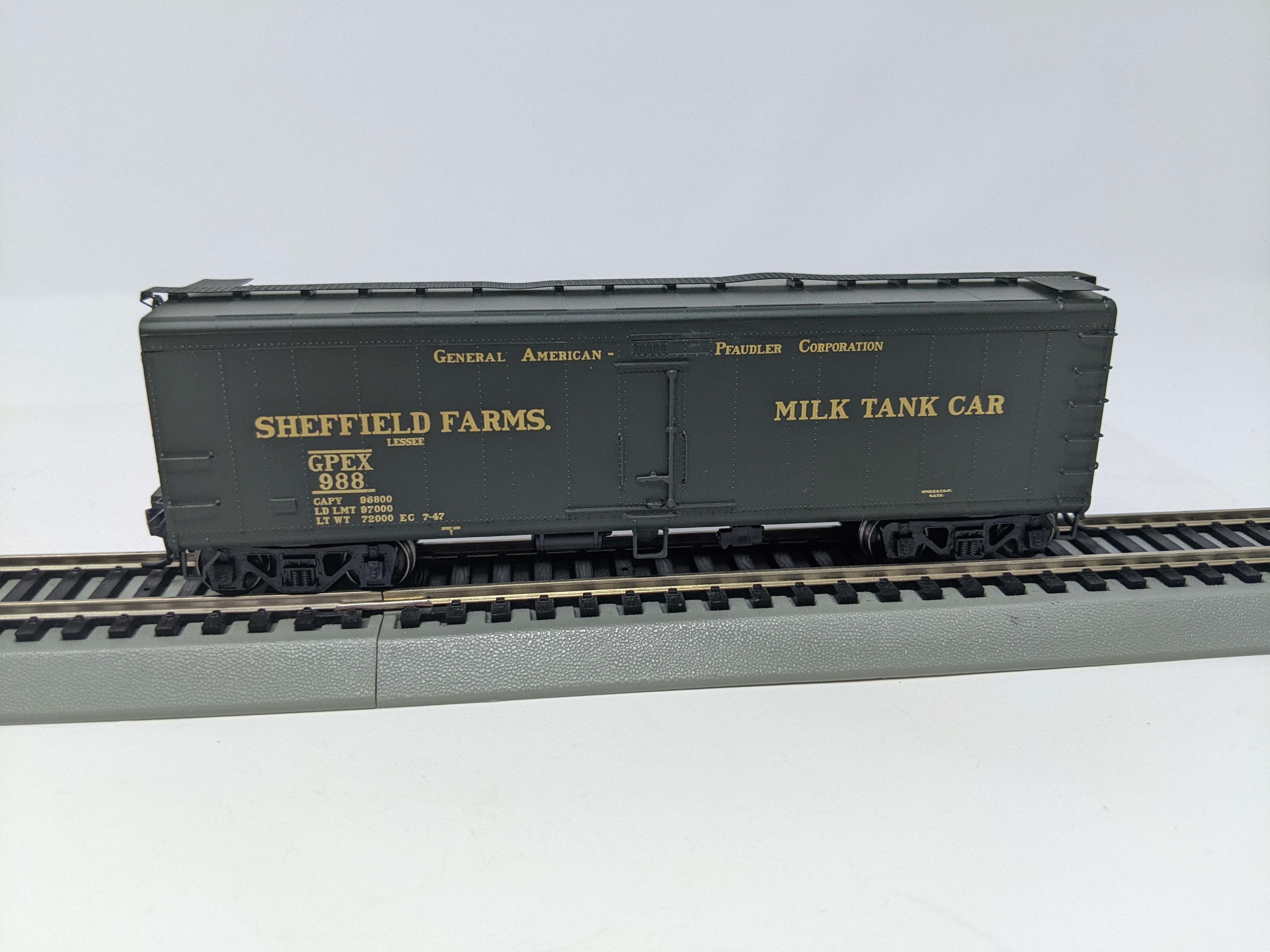 USED Intermountain 48204-02 HO Scale, 40' Milk Tank Car, General American Pfaudler Corp GPEX #988, Sheffield Farms