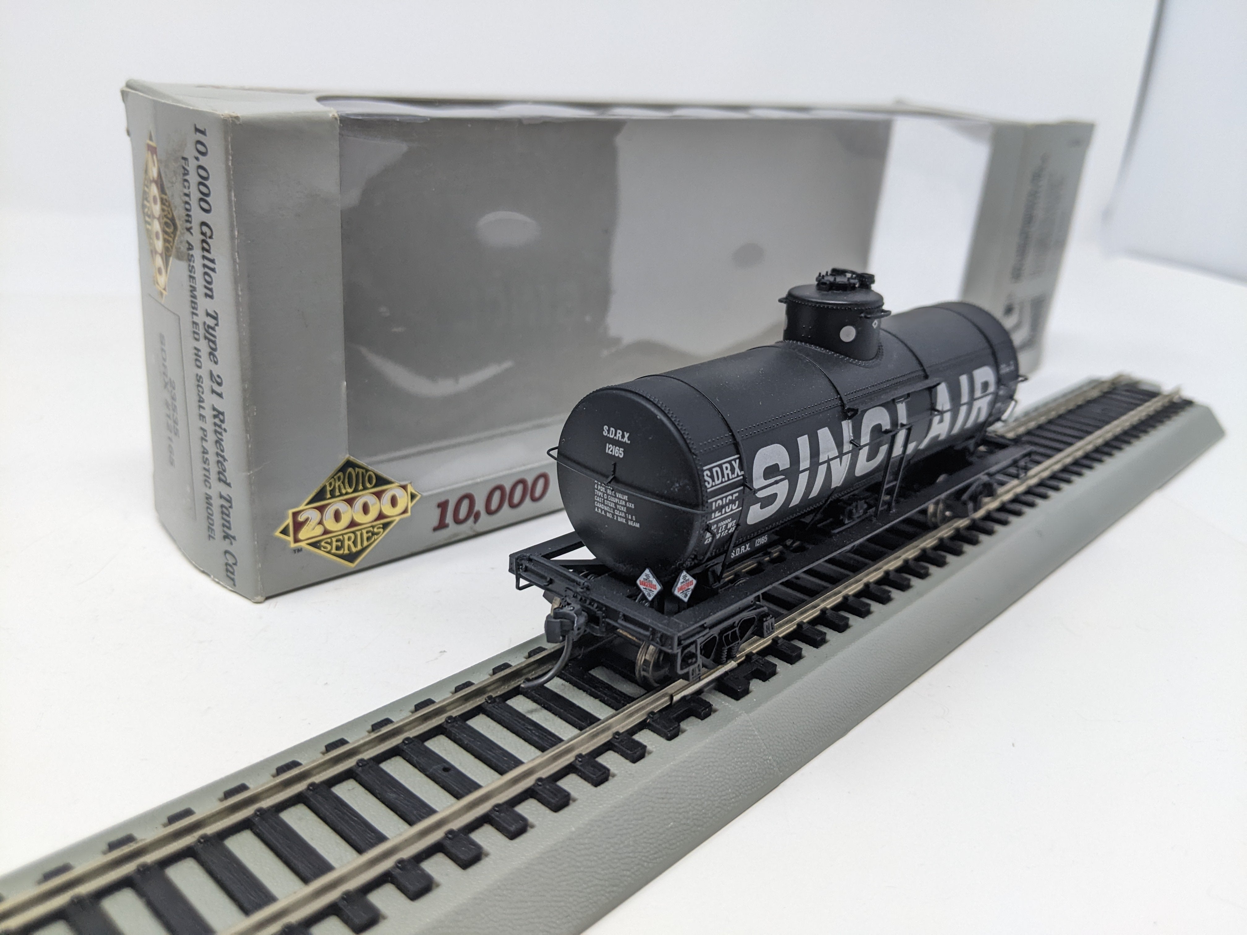 USED Life-Like 23535 HO Scale, 10k Gallon Type 21 Riveted Tank Car, Sinclair SDRX #12165, Read Description