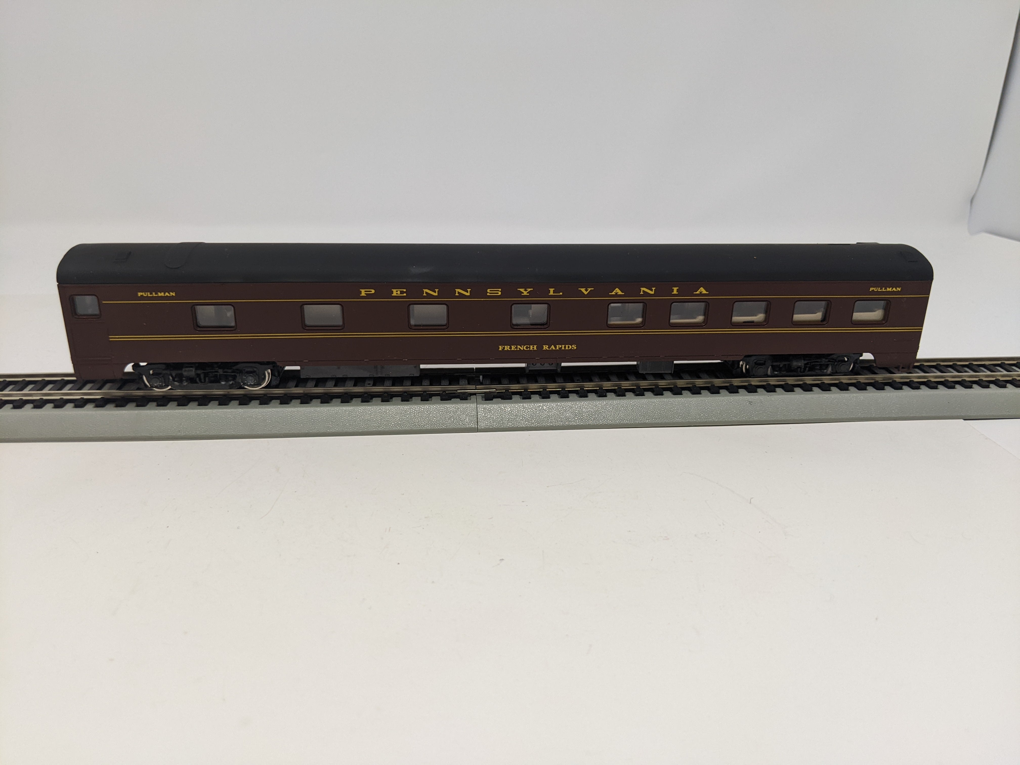USED IHC 1722851 HO Scale, Smooth Side Roomette Passenger Car, Pennsylvania , French Rapids, Read Description