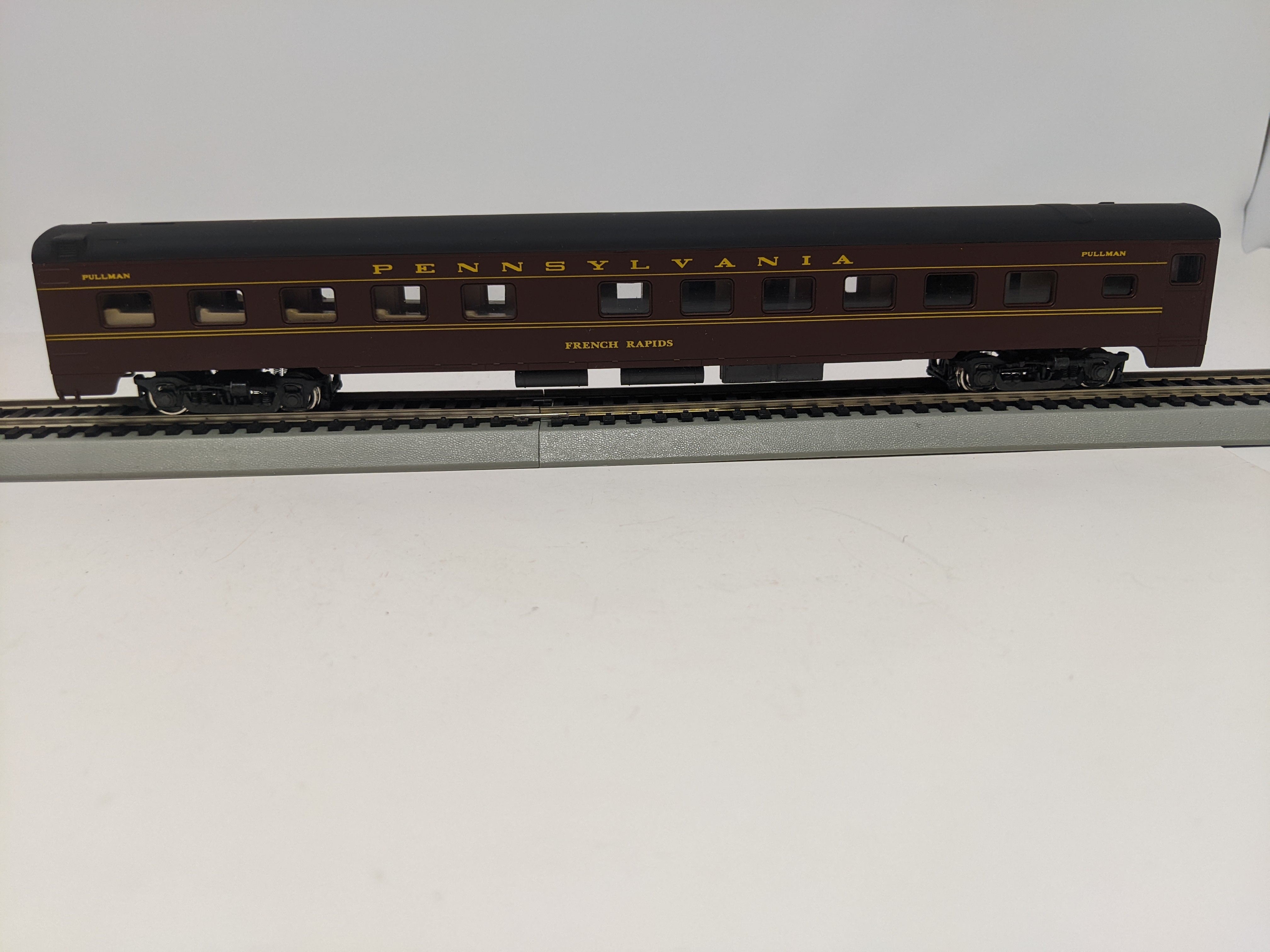 USED IHC 1722851 HO Scale, Smooth Side Roomette Passenger Car, Pennsylvania , French Rapids, Read Description