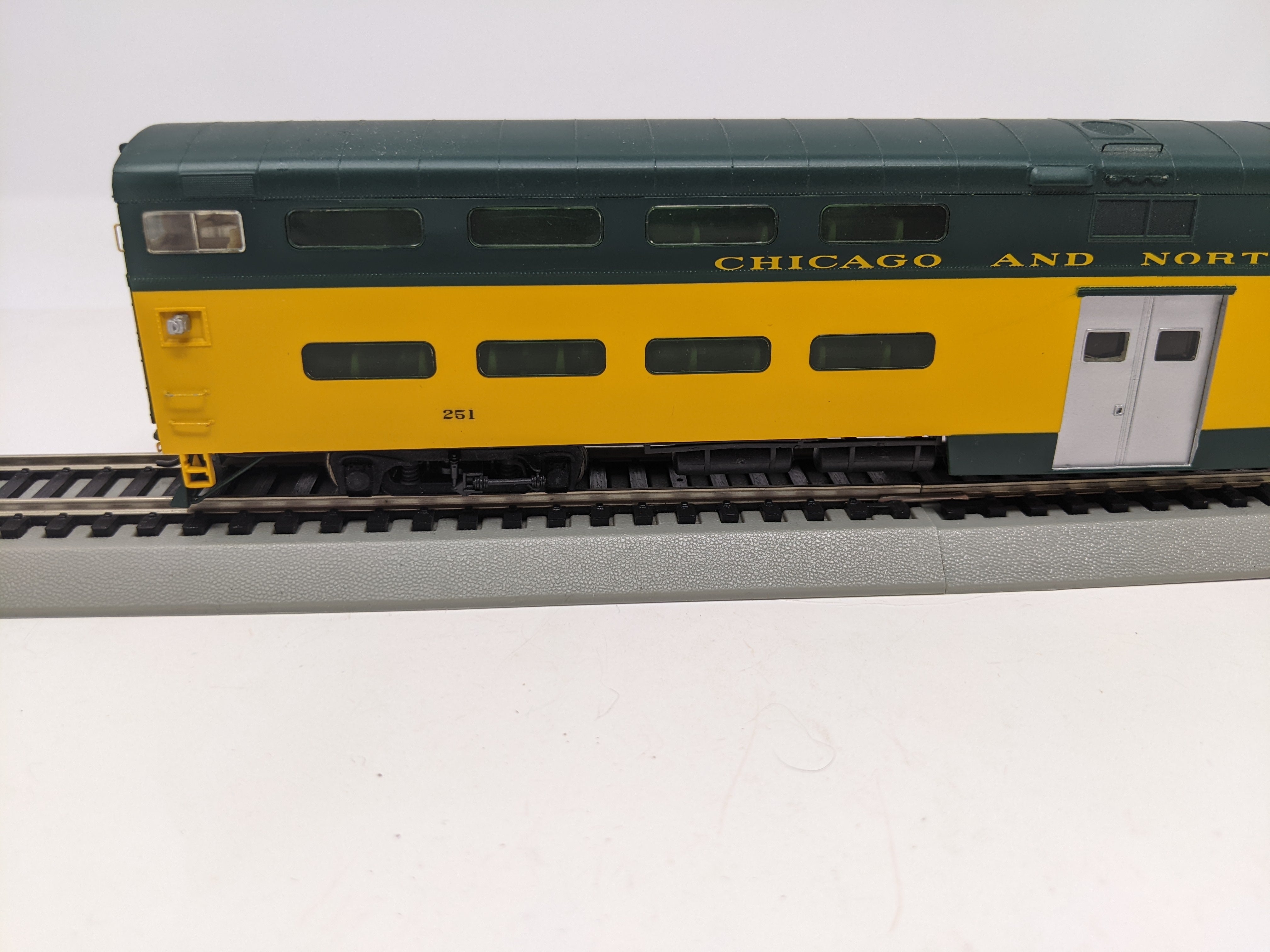 USED Walthers 932-6261 HO Scale, PS DD Commuter Cab Car, Chicago & North Western #251, Read Description