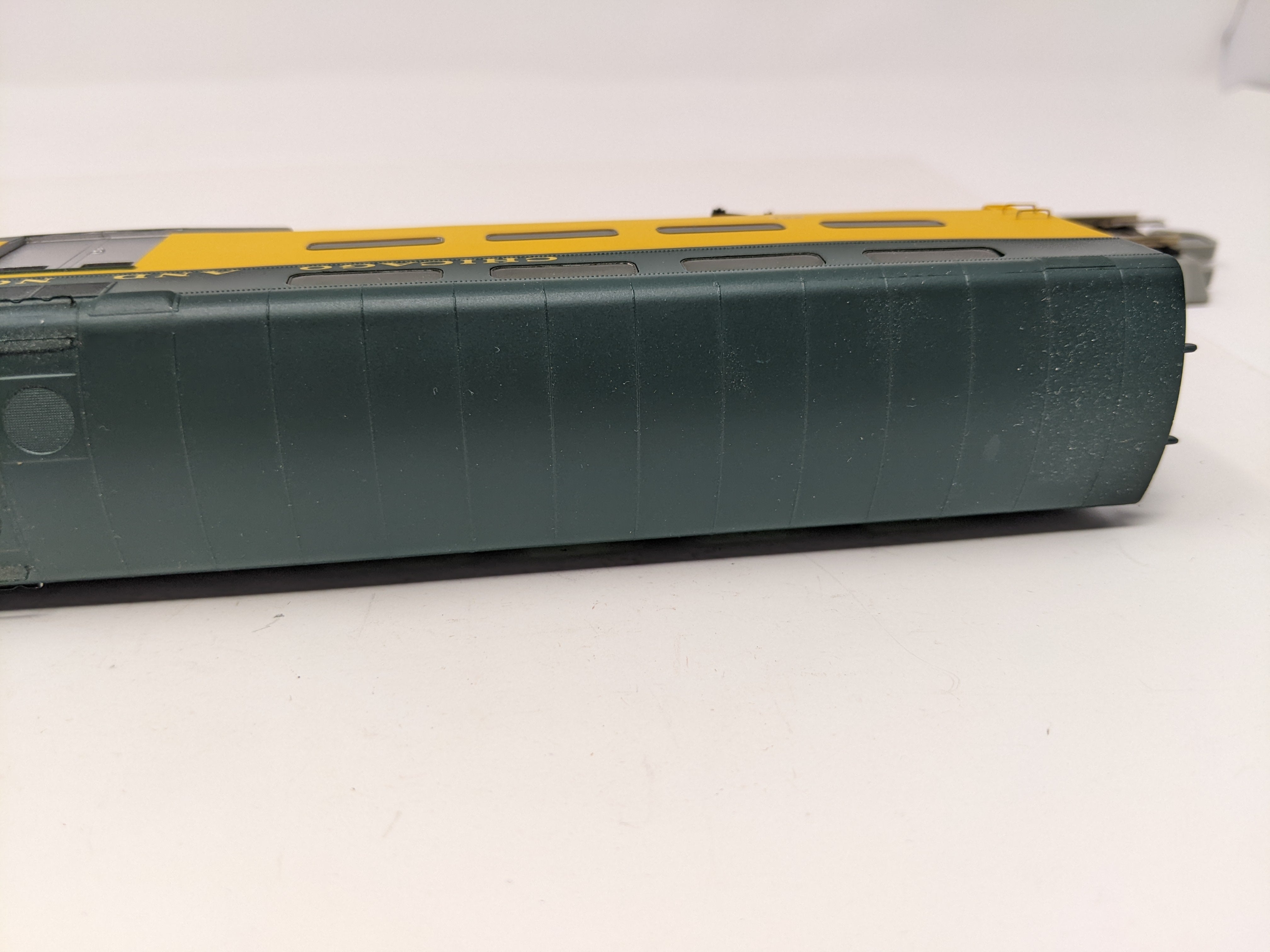 USED Walthers 932-6261 HO Scale, PS DD Commuter Cab Car, Chicago & North Western #251, Read Description