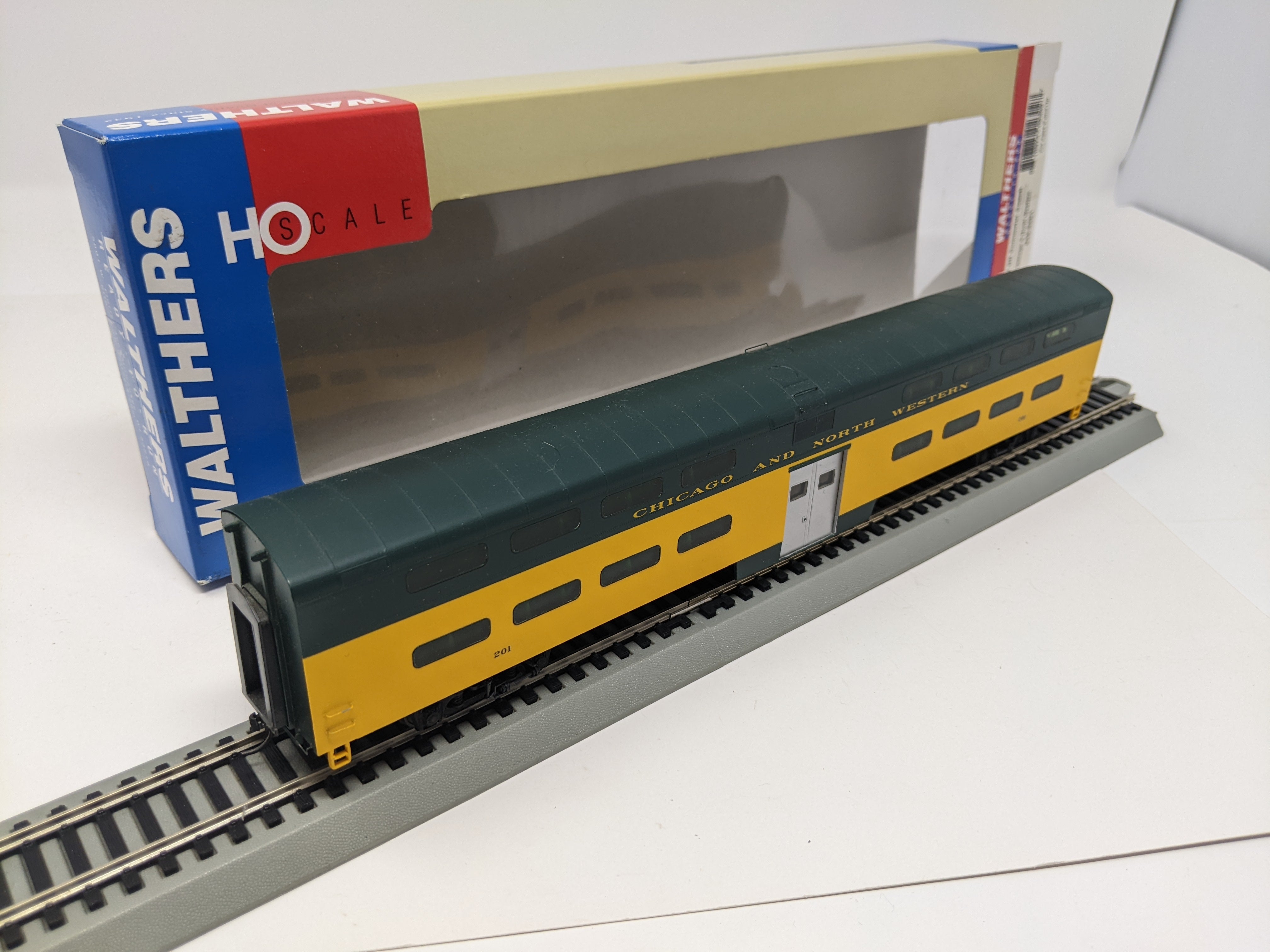 USED Walthers 932-6251 HO Scale, PS DD Commuter Cab Car, Chicago & North Western #201, Read Description