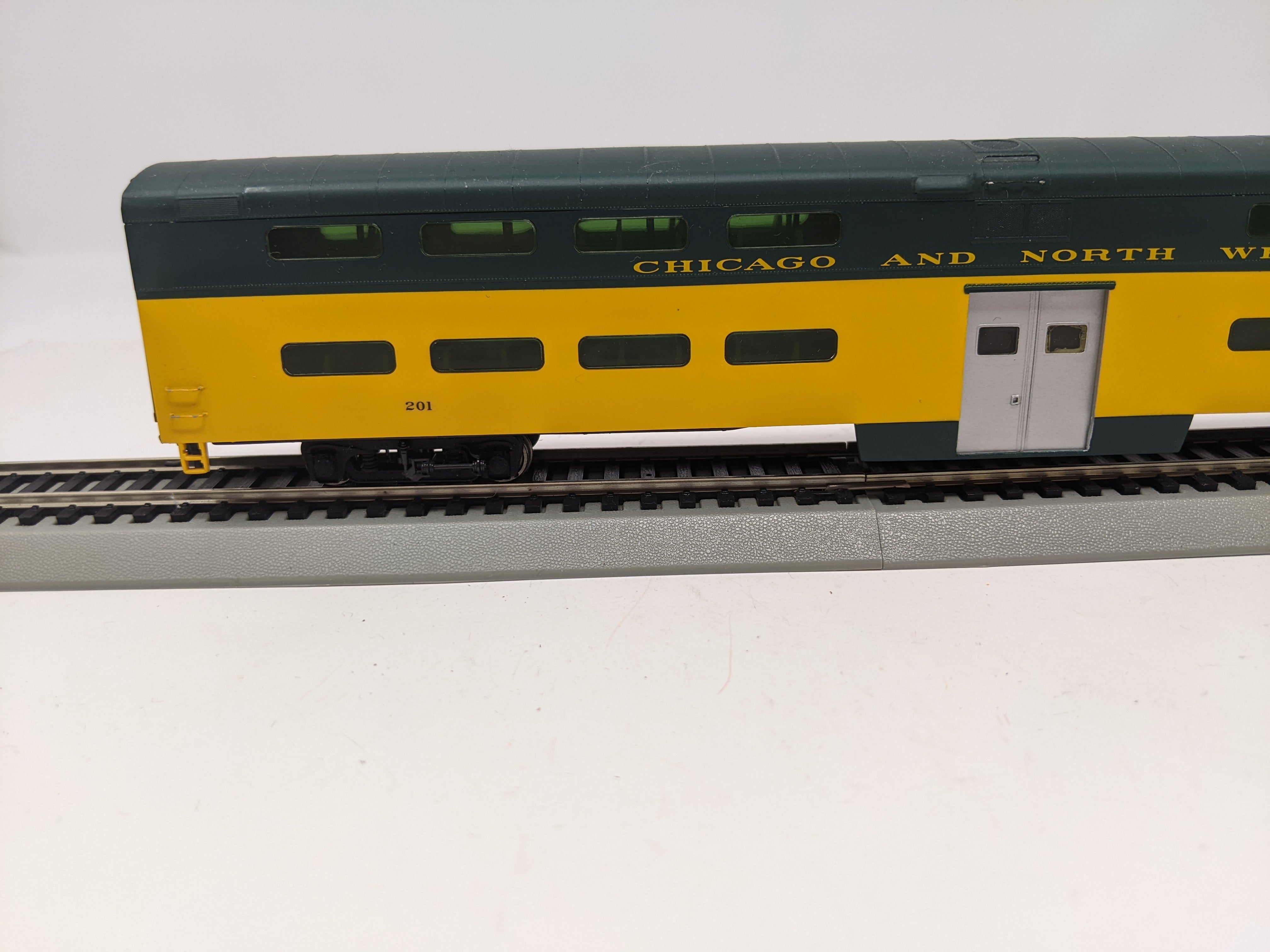 USED Walthers 932-6251 HO Scale, PS DD Commuter Cab Car, Chicago & North Western #201, Read Description