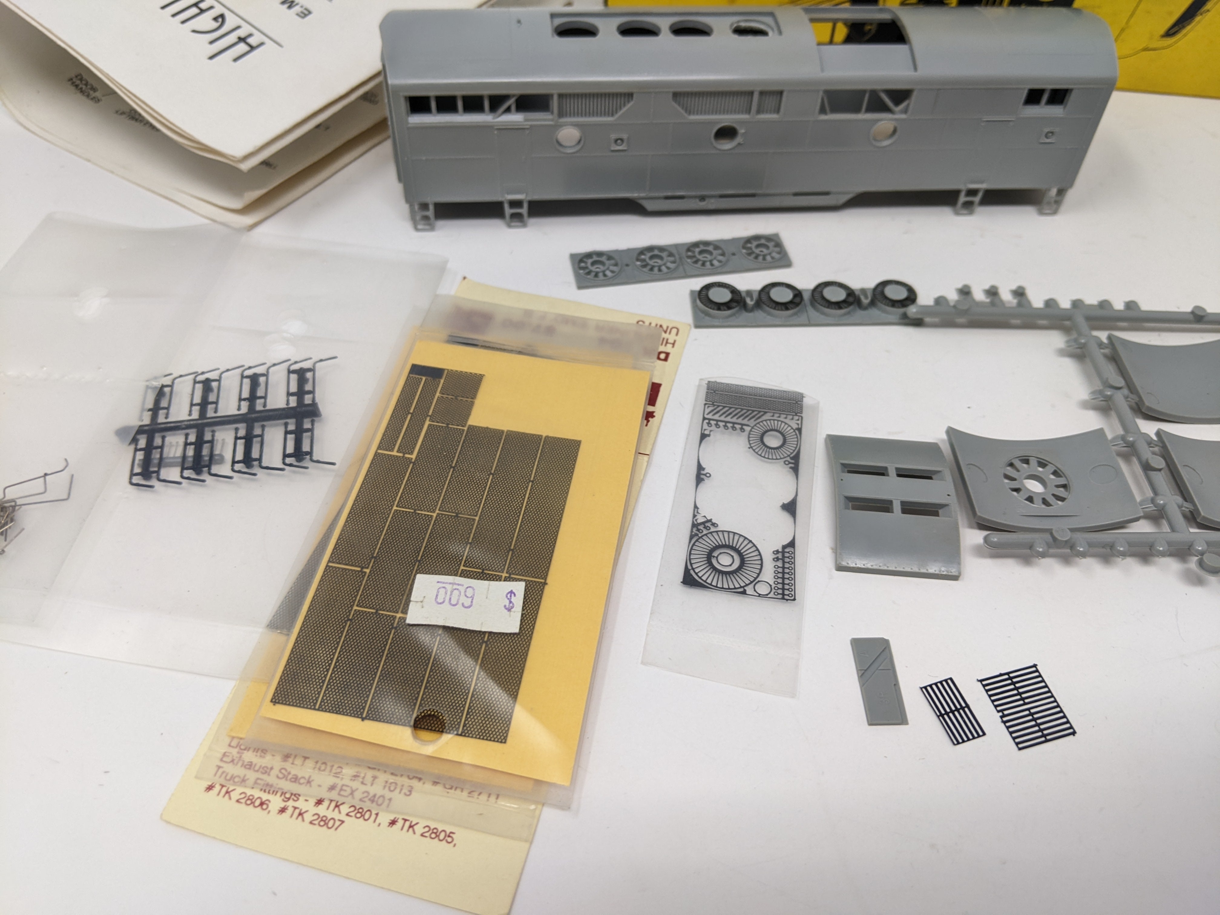 USED Highliners 1002 HO Scale, F-Series B-Unit Without Screens, Undecorated