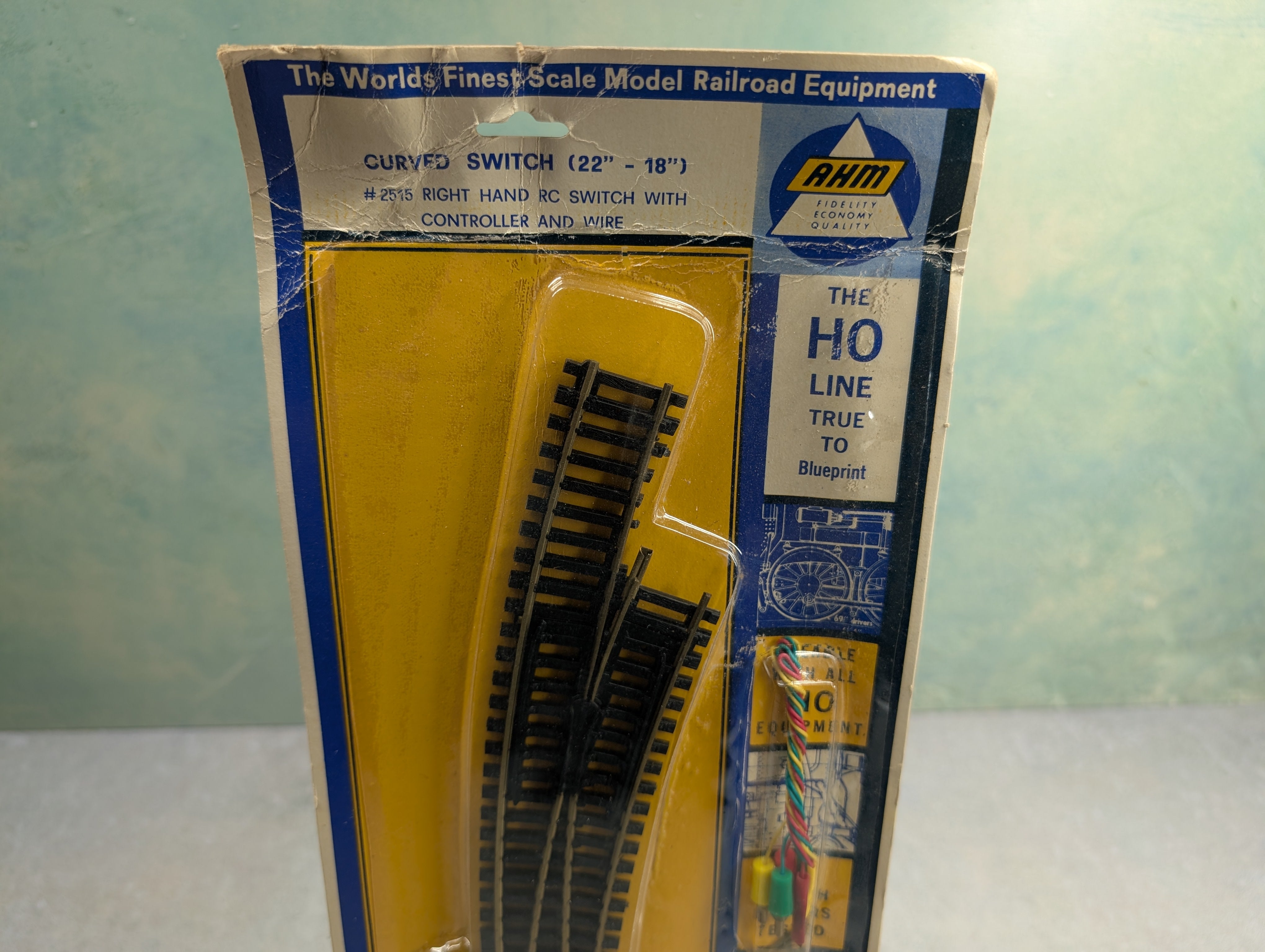 AHM 2515 HO Scale Curved Switch Track 22" & 18" w/ White Controller