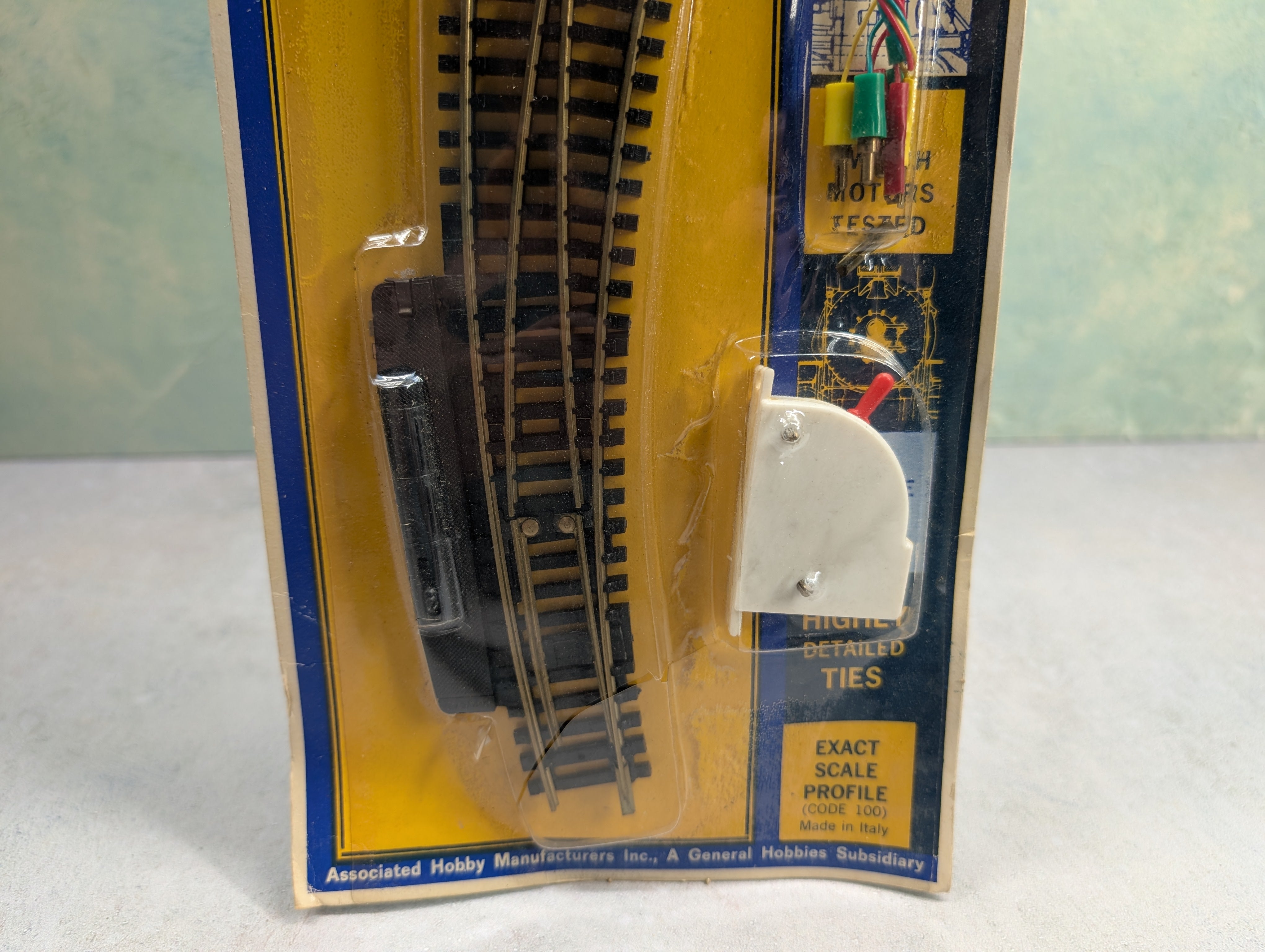 AHM 2515 HO Scale Curved Switch Track 22" & 18" w/ White Controller