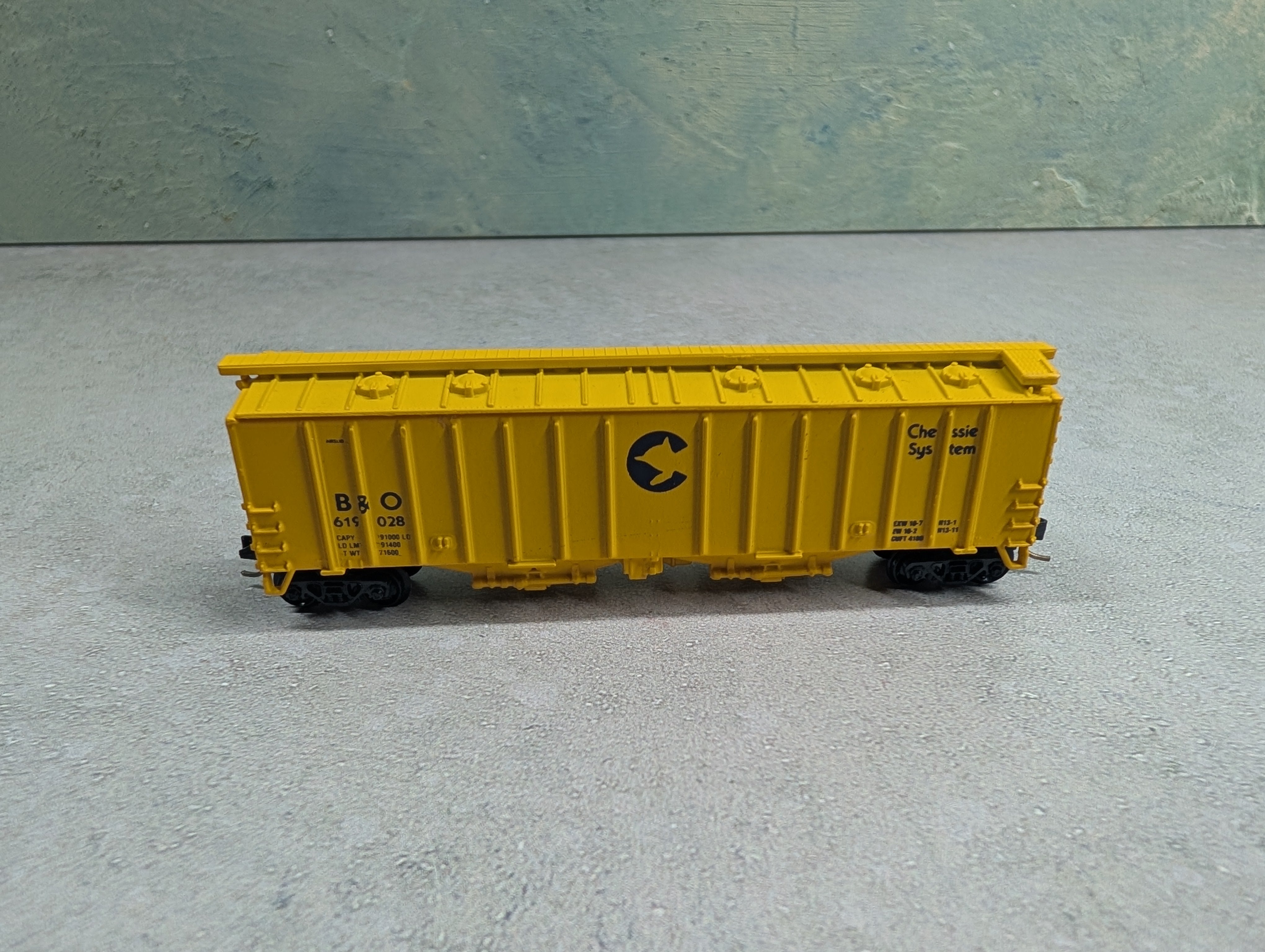 USED DVFC N Scale Airslide Covered Hopper Chessie System B&O #619028 Knuckle Couplers