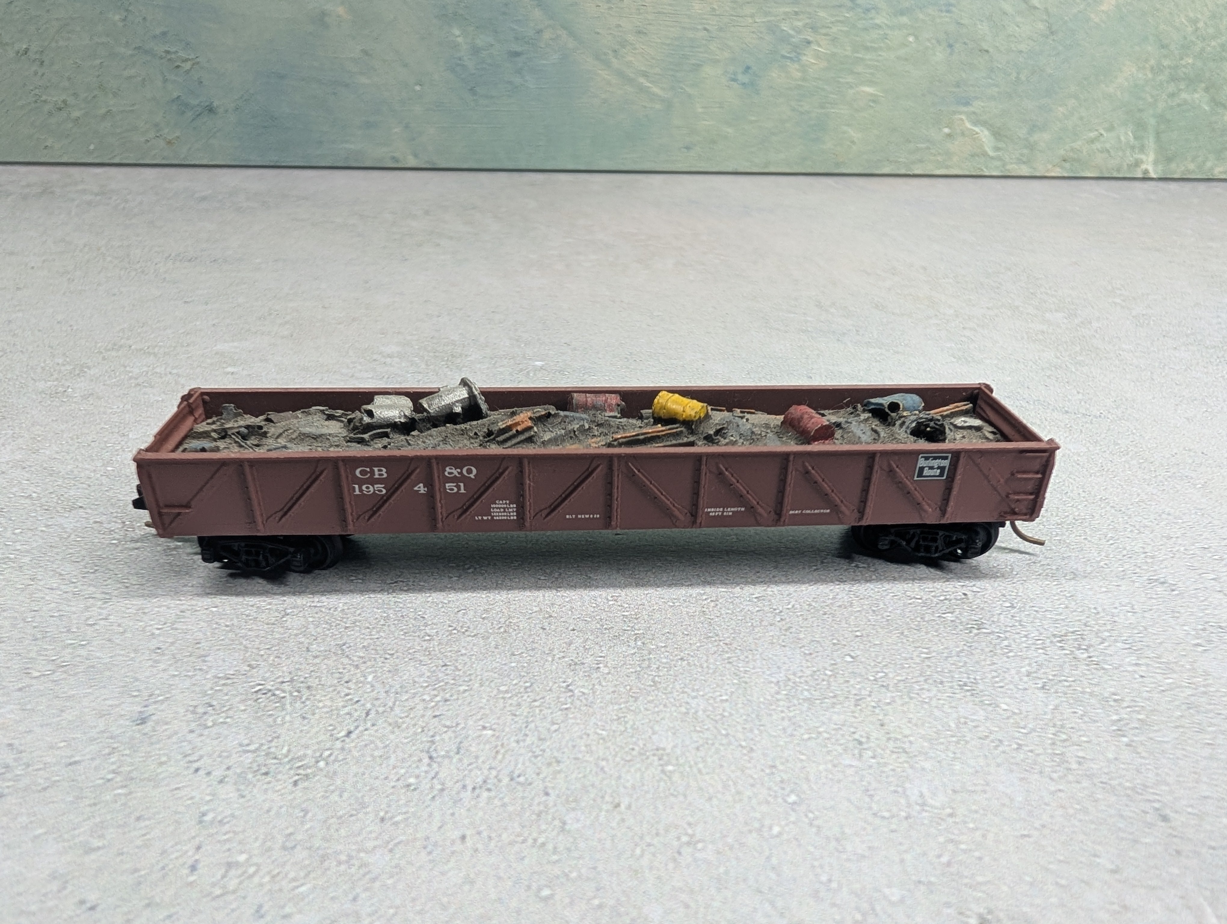 USED Micro-Trains N Scale Drop End Gondola w/ Scrap Load Chicago, Burlington and Quincy CB&Q #195451 Knuckle Couplers