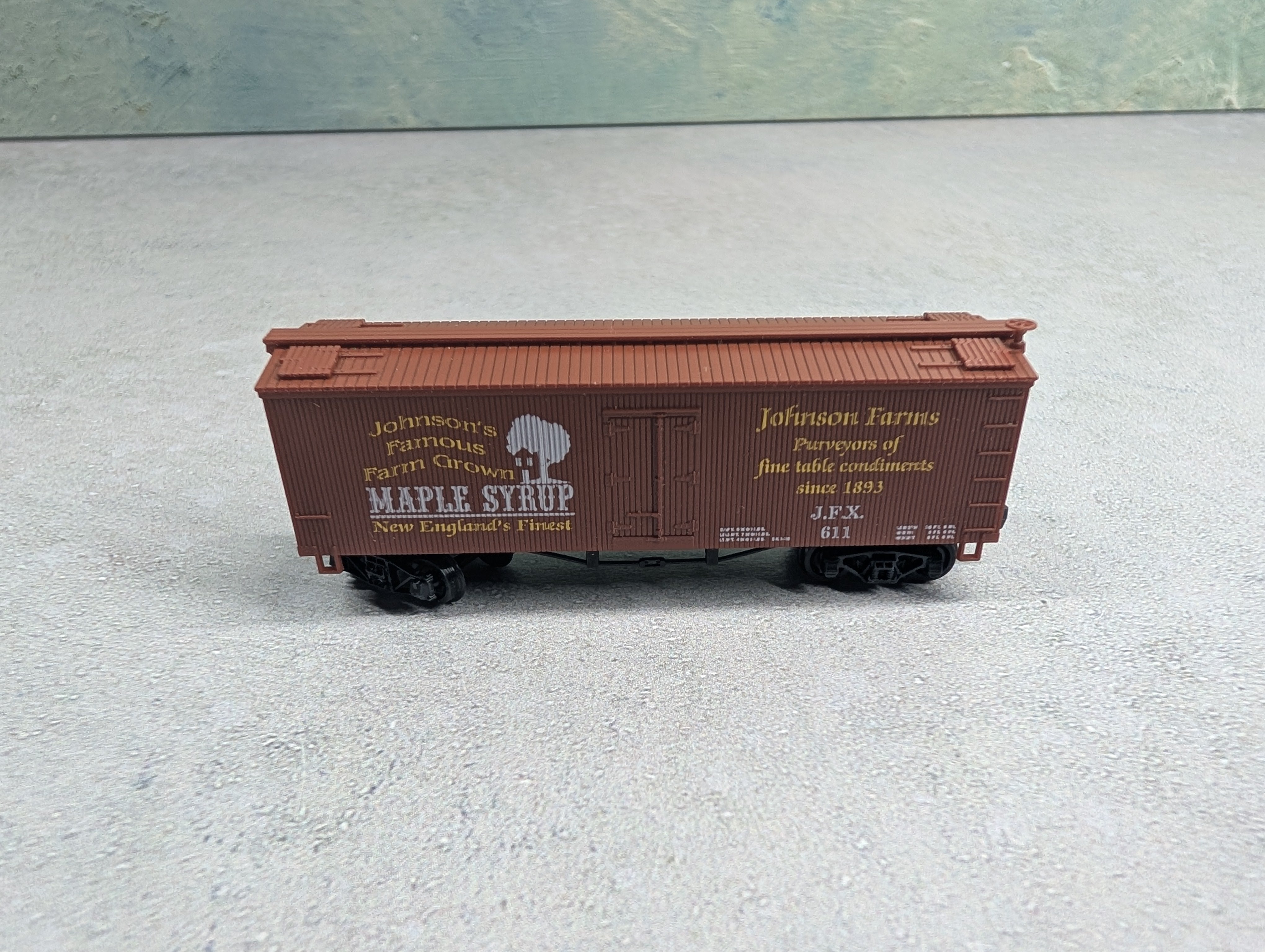 USED N Scale Wooden Box Car Johnson Farms JFX #611 Maple Syrup, Knuckle Couplers
