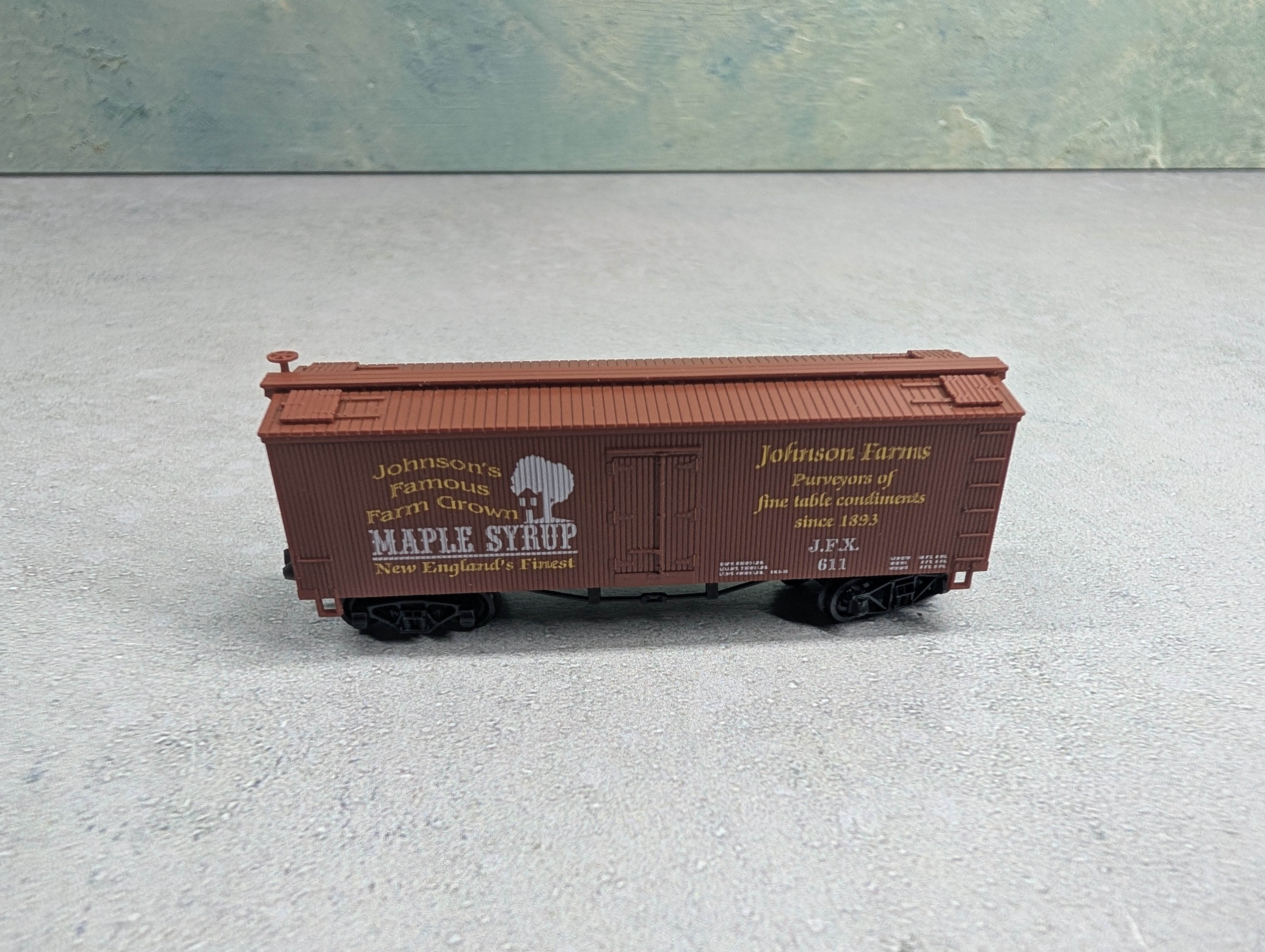 USED N Scale Wooden Box Car Johnson Farms JFX #611 Maple Syrup, Knuckle Couplers