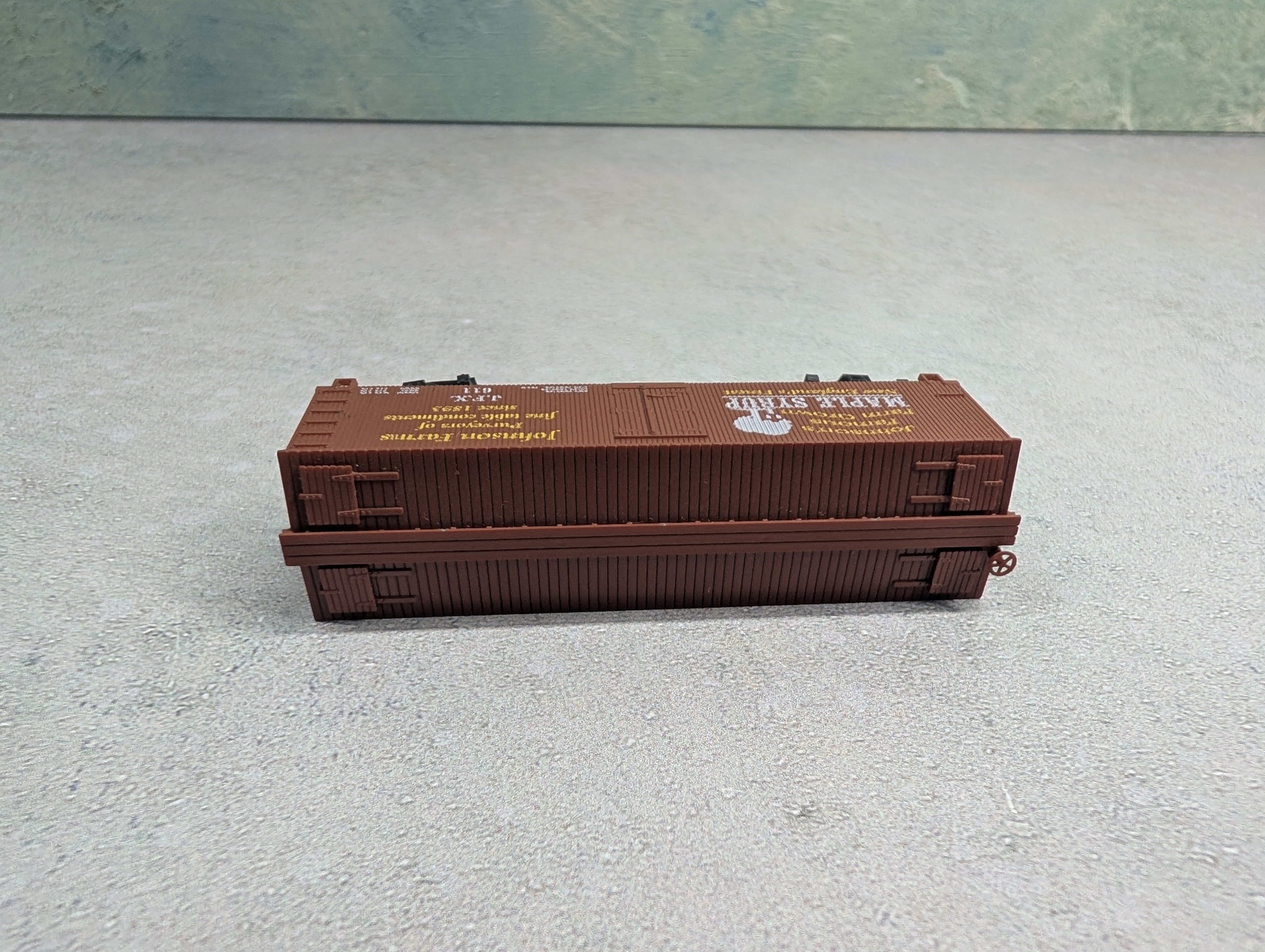 USED N Scale Wooden Box Car Johnson Farms JFX #611 Maple Syrup, Knuckle Couplers