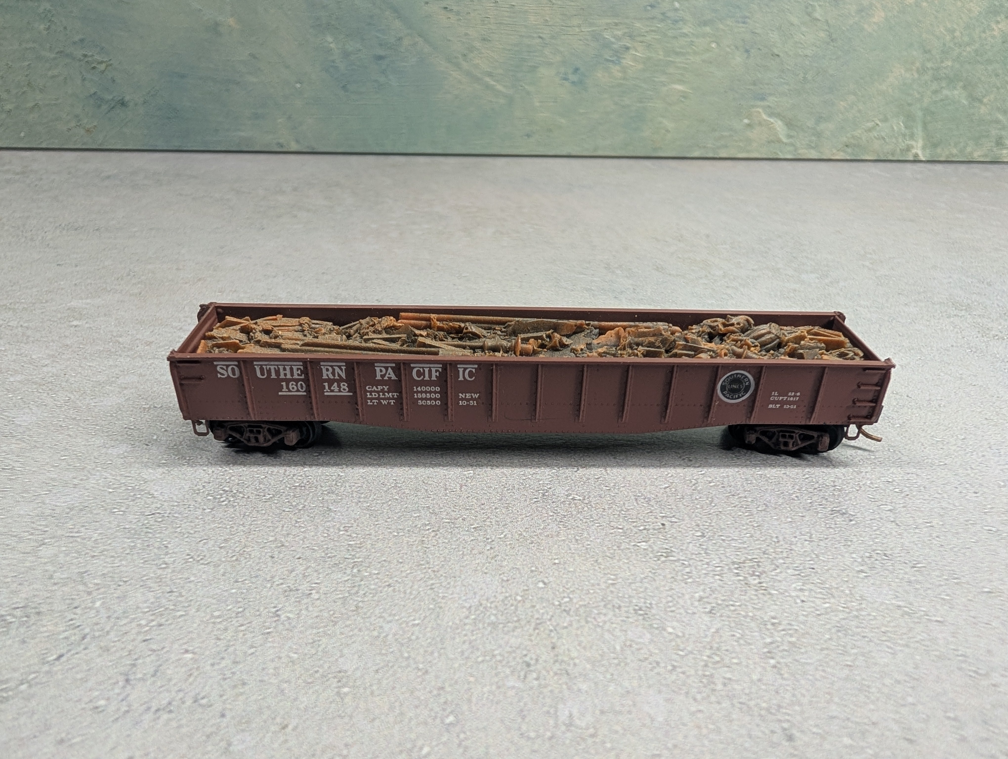 USED Kadee N Scale Drop End Gondola w/ Scrap Load Southern Pacific #160148 Knuckle Couplers
