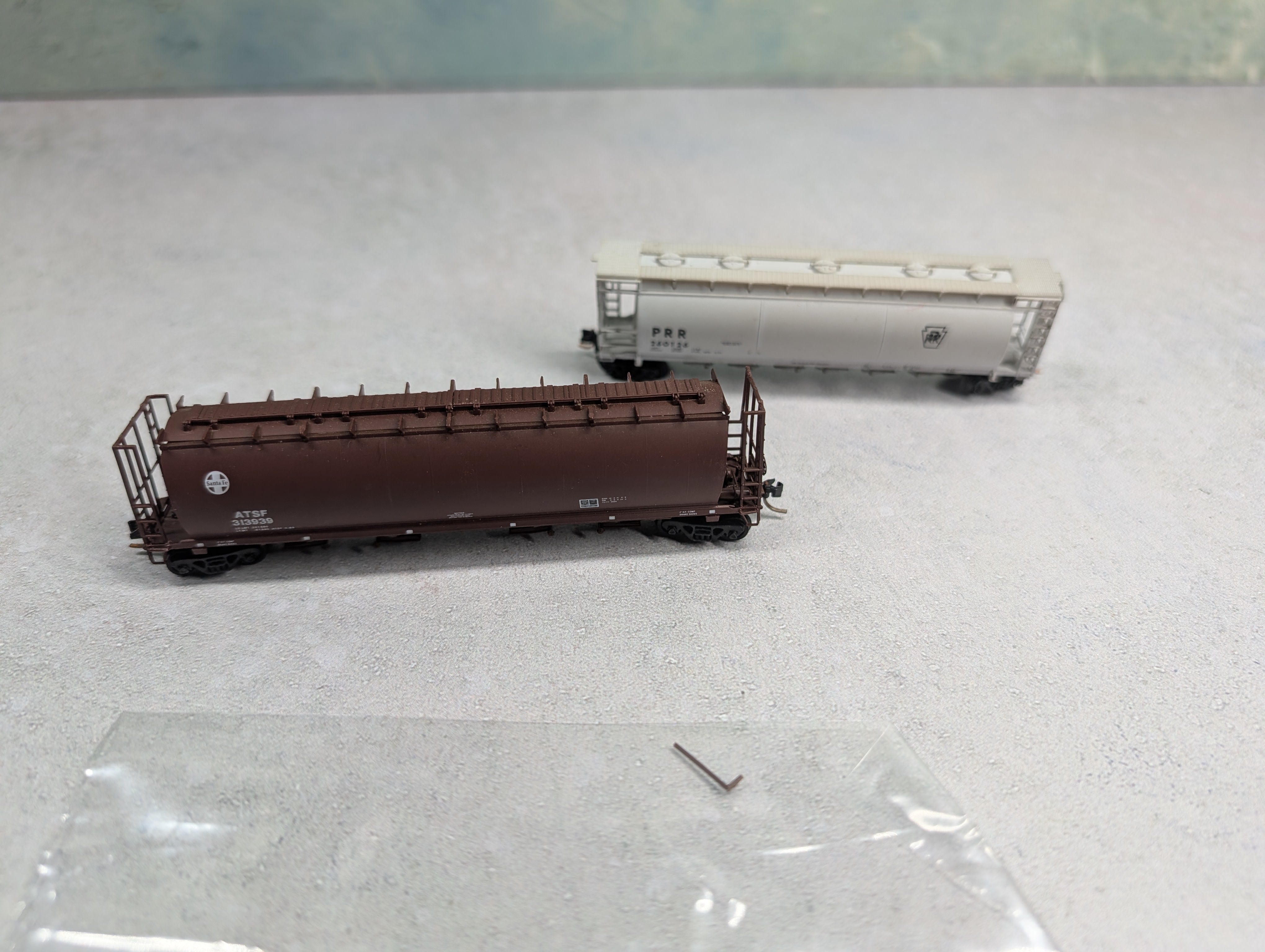 USED N Scale Covered Hoppers PRR & ATSF Knuckle Couplers (2 pcs)