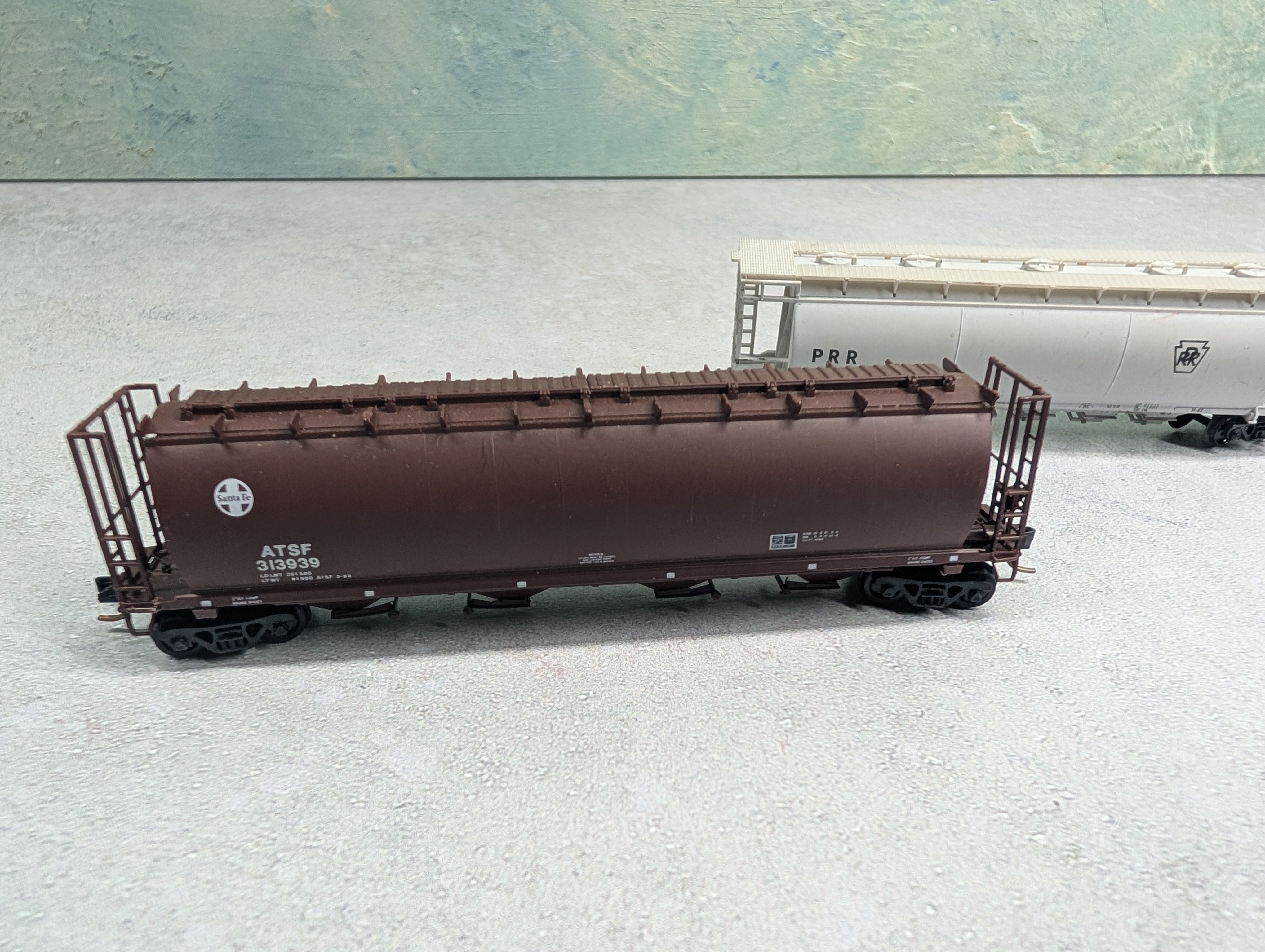 USED N Scale Covered Hoppers PRR & ATSF Knuckle Couplers (2 pcs)