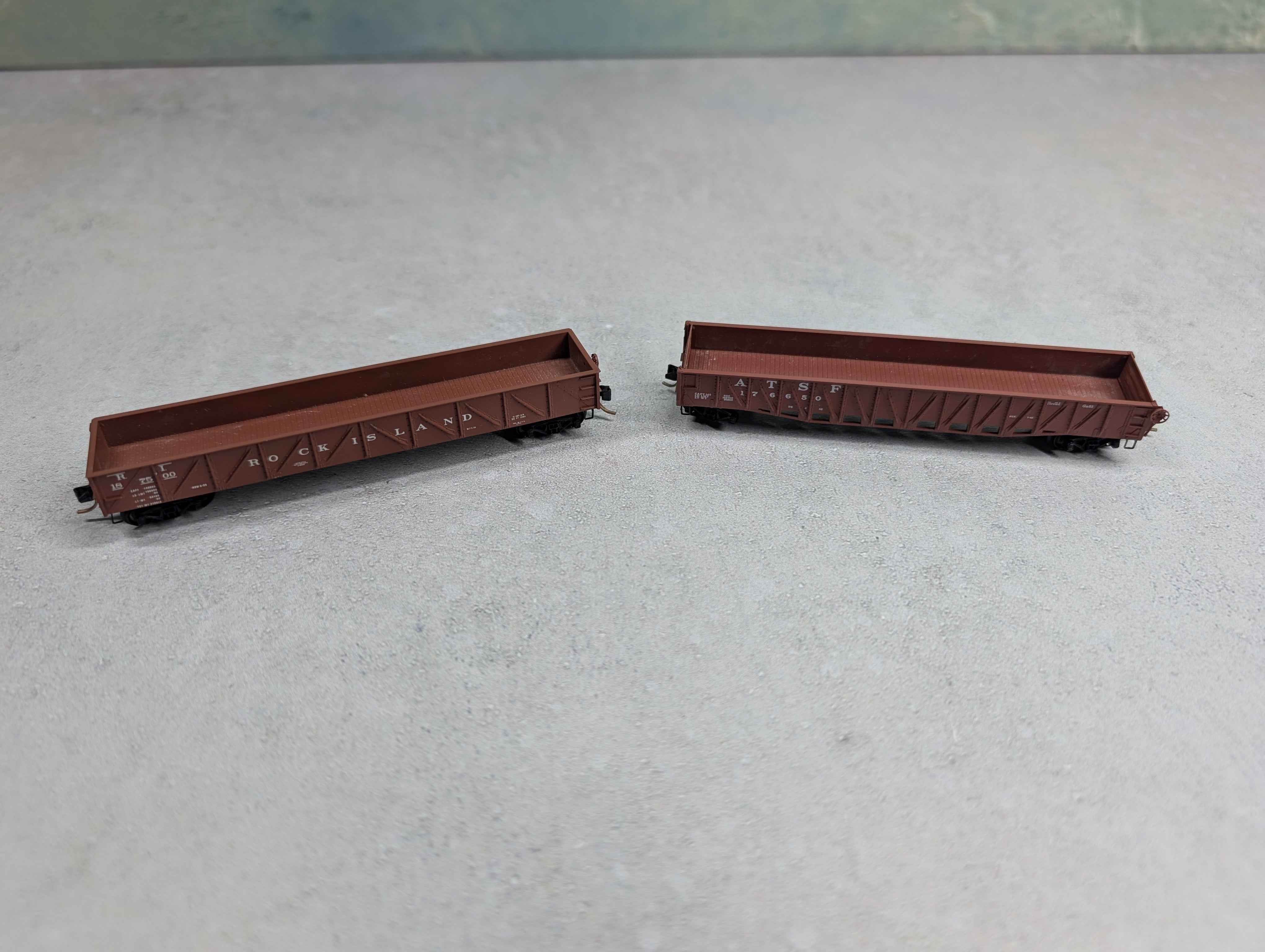 USED Micro-Trains N Scale Kadee Gondolas Rock Island & ATSF Knuckle Couplers