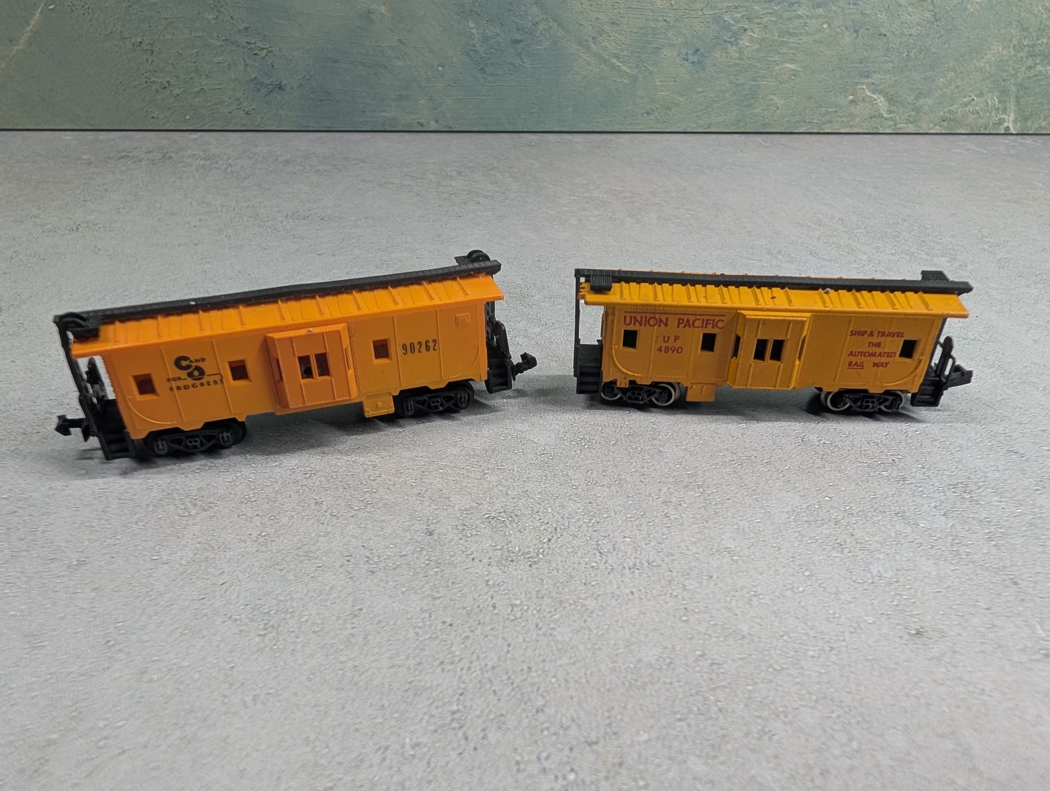 USED N Scale Bay Window Cabosses C&O & UP