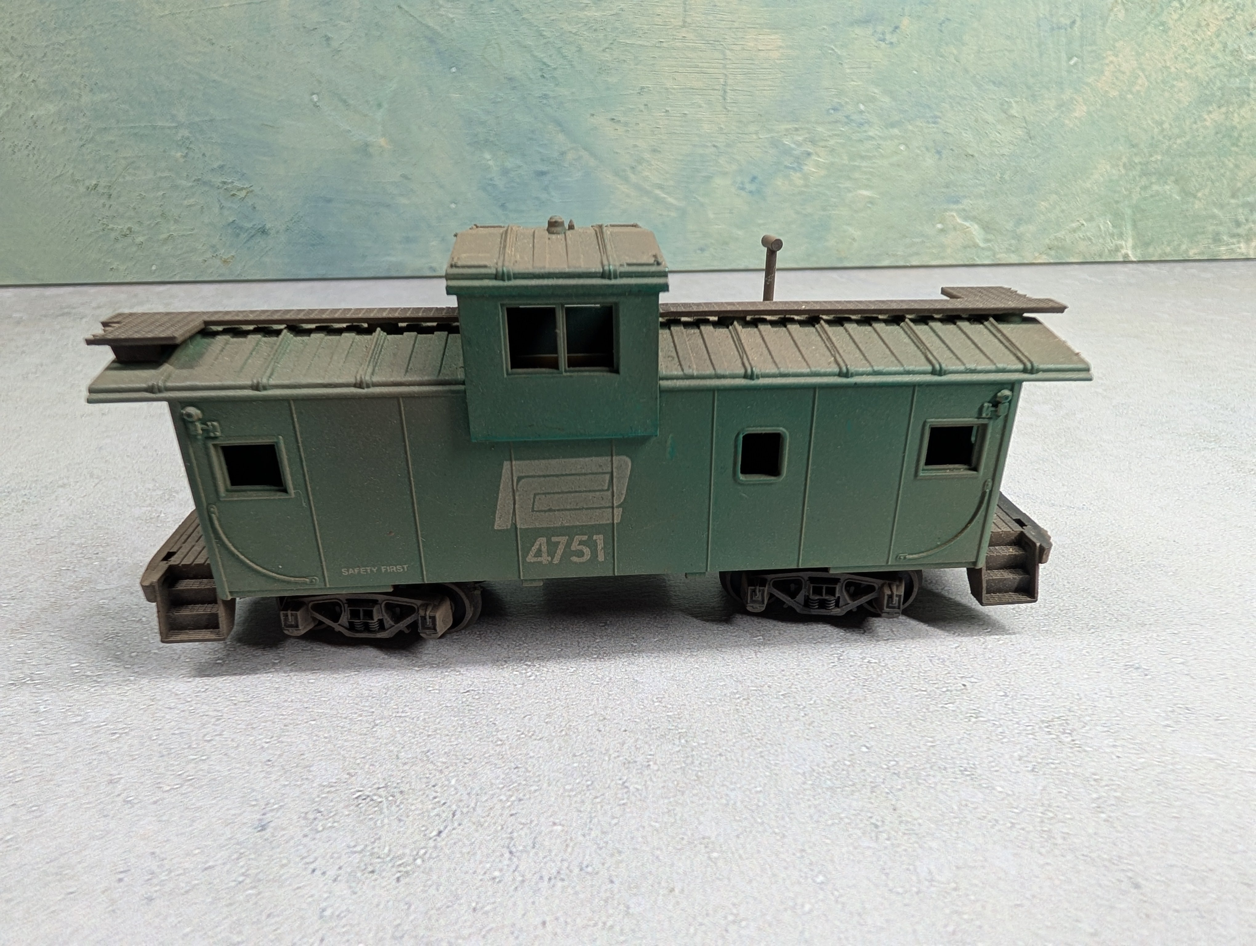 USED HO Scale Caboose Penn Central PC #4751 Weathered
