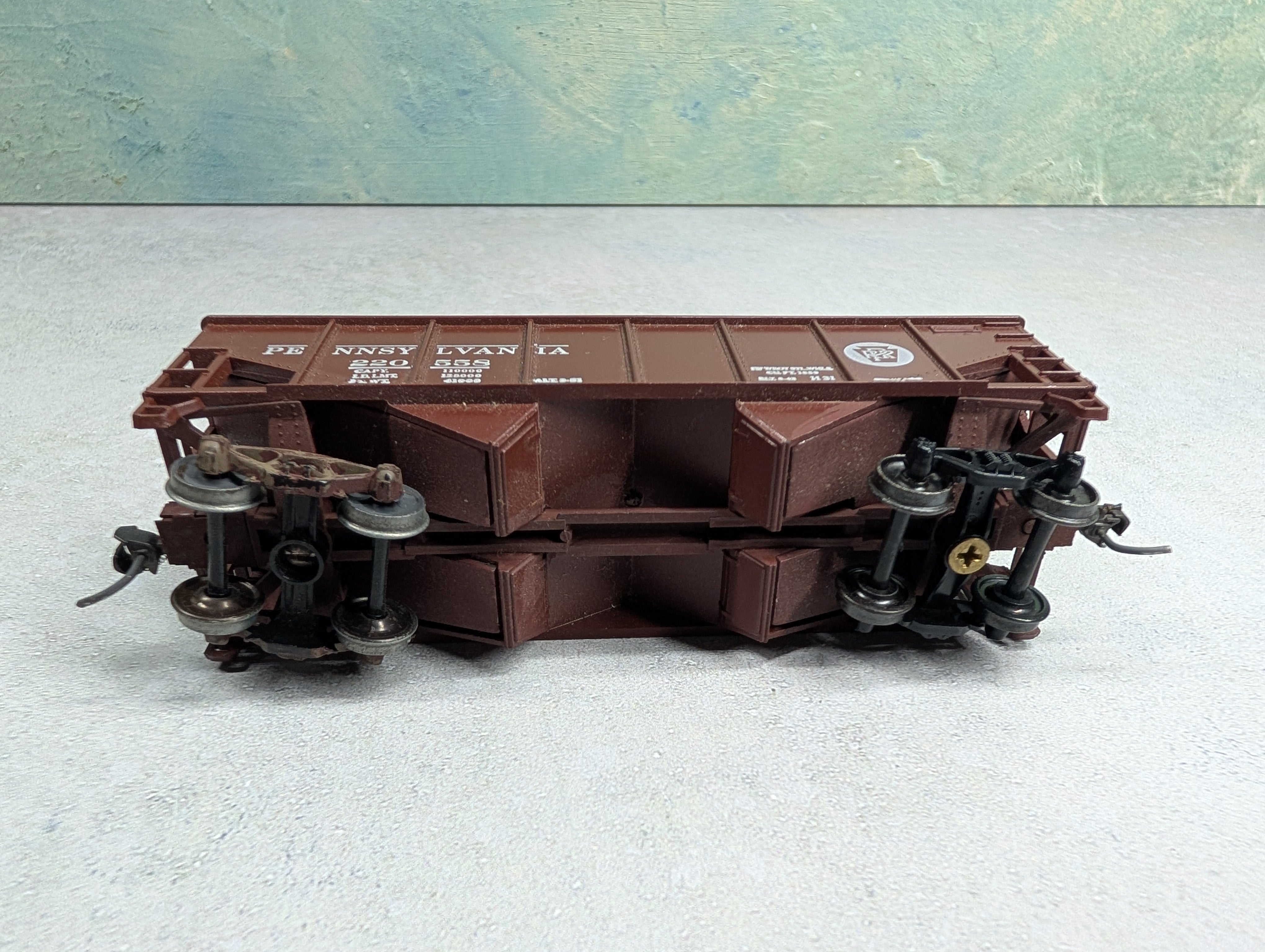 USED Athearn HO Scale 2 Bay Open Hopper Pennsylvania PRR #220558