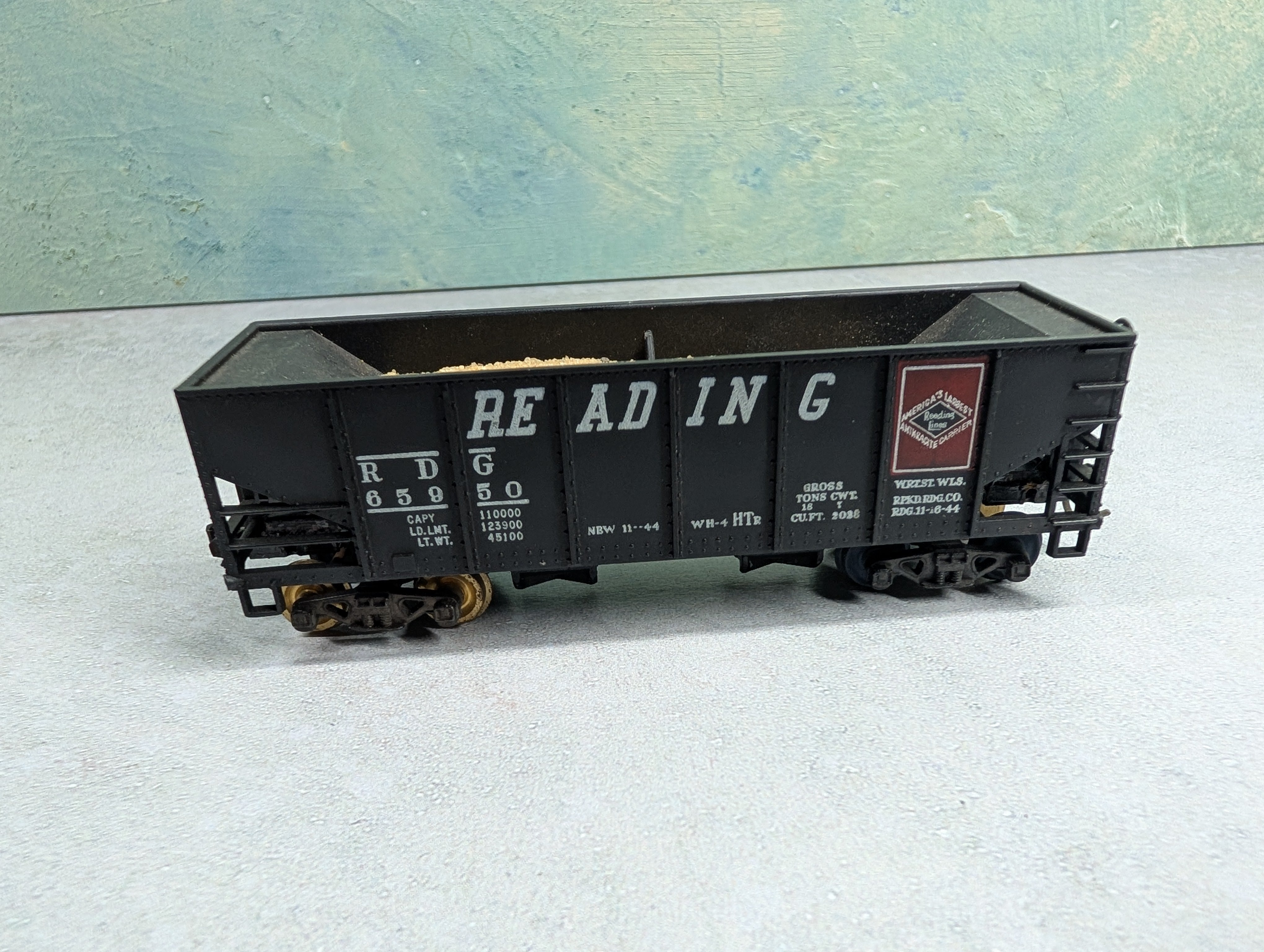 USED HO Scale Operating Hopper Reading RDG #65950
