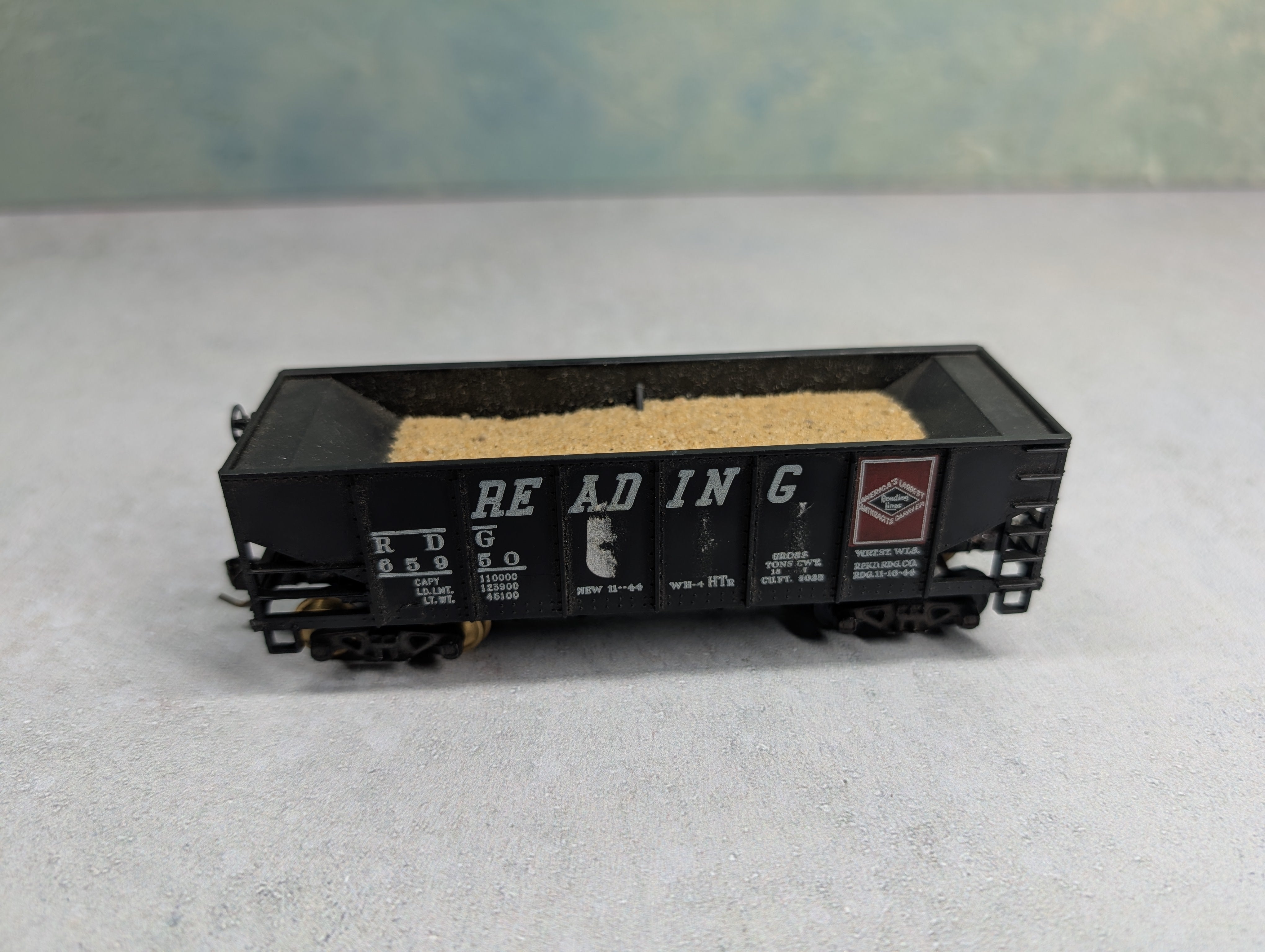 USED HO Scale Operating Hopper Reading RDG #65950