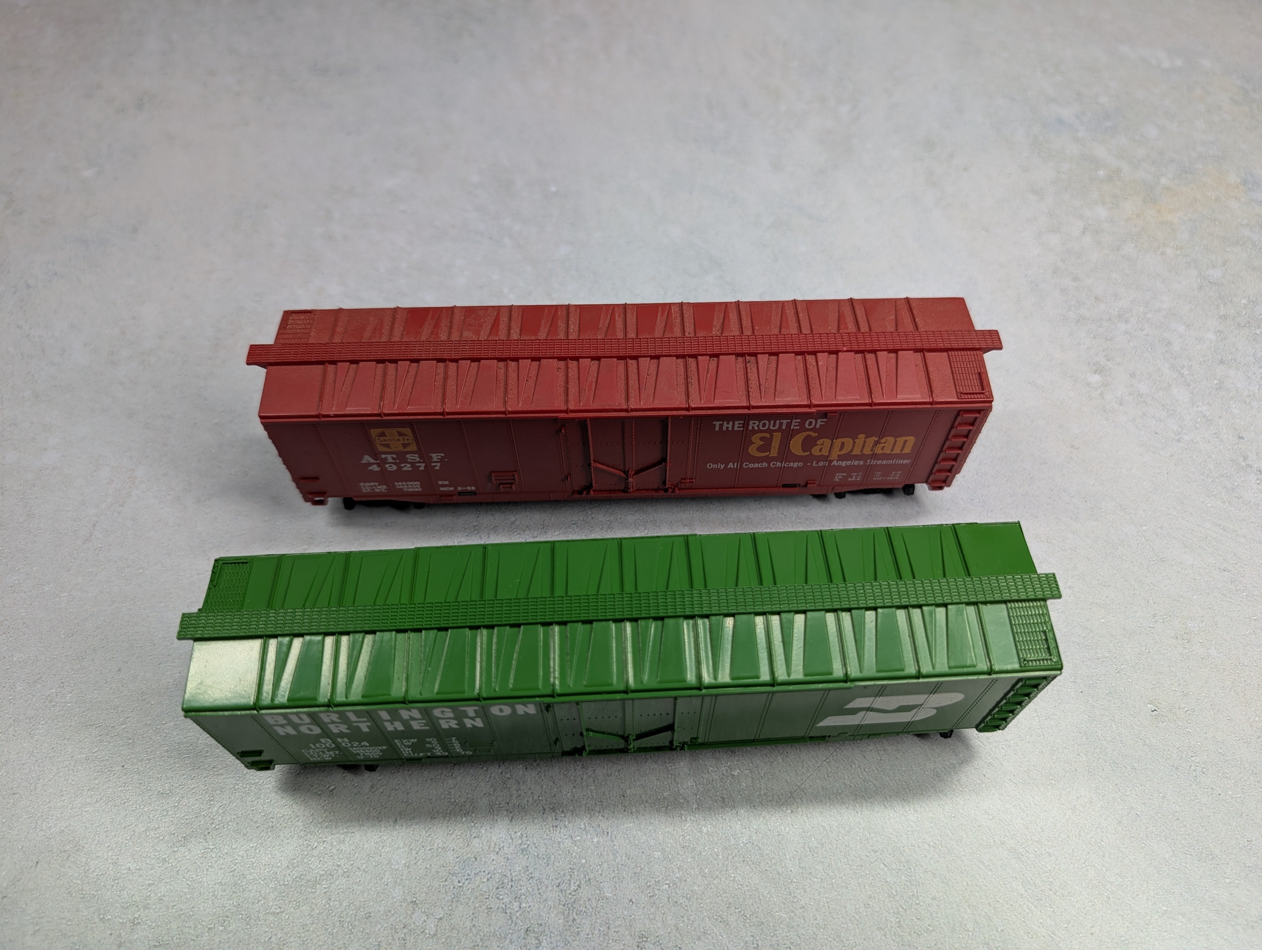 USED Tyco HO Scale 50' Box Cars ATSF & BN (2 pcs)