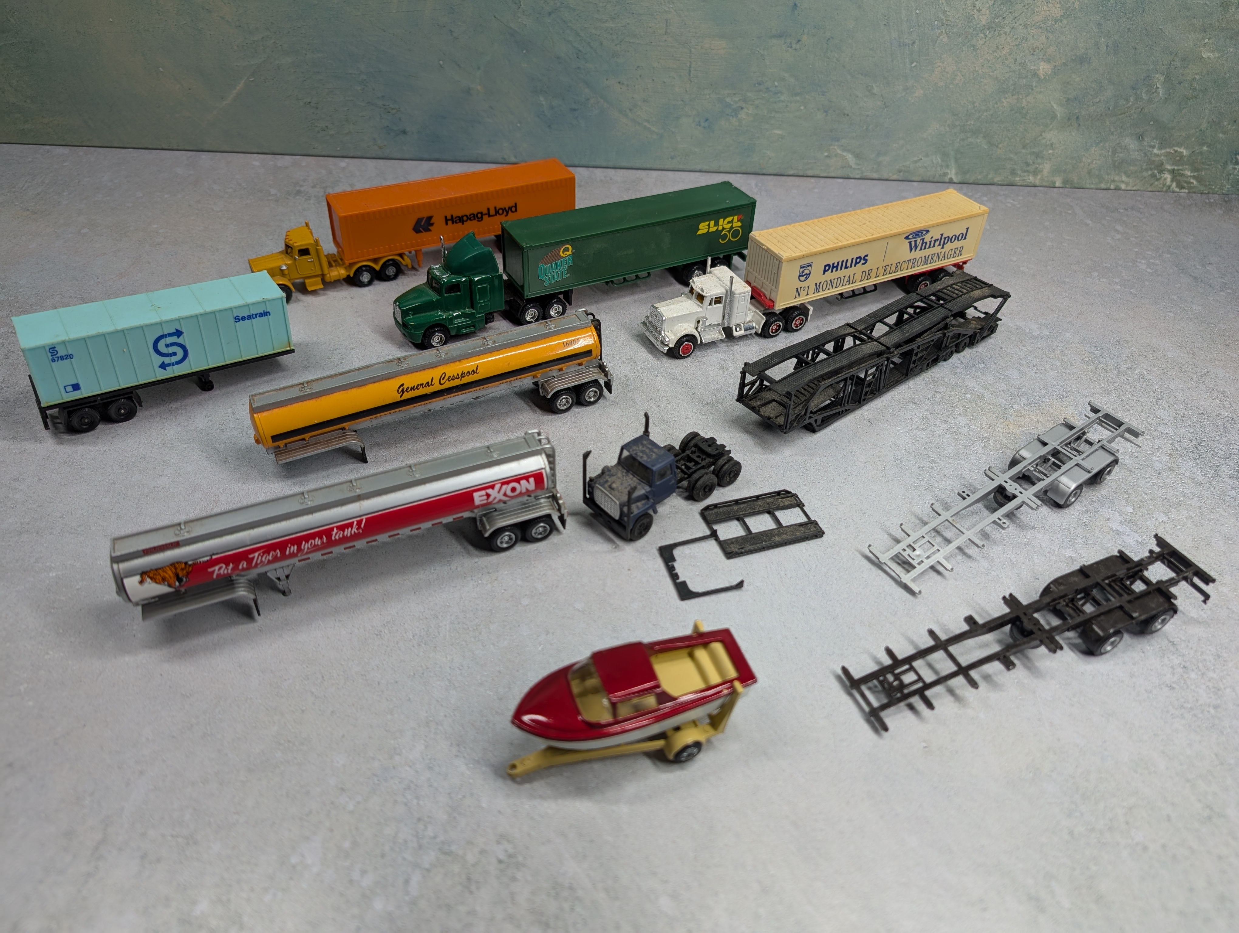 USED HO Scale Lot of Tractor Trailer Trucks, Boat & Other Vehicles Exxon, Hapag-Lloyd, Quaker State + more (10 pcs)
