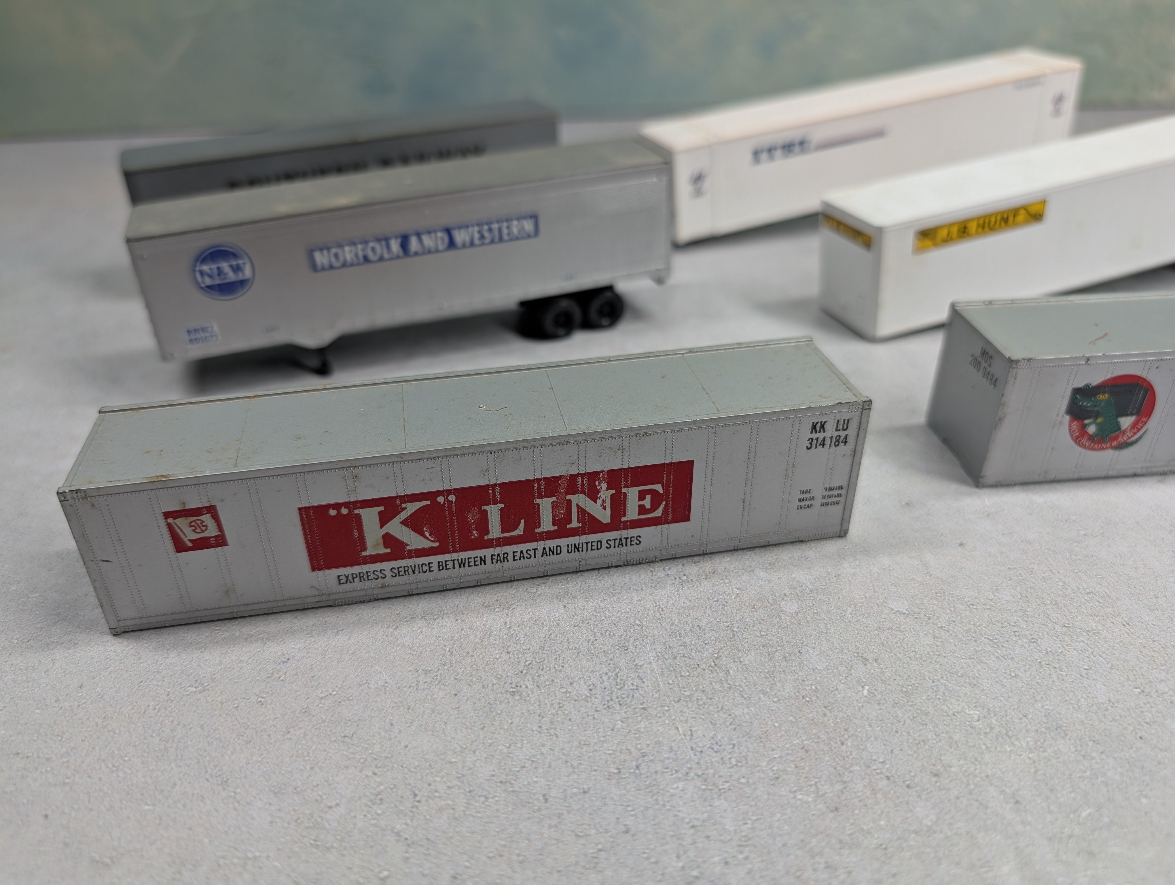 USED HO Scale Lot of Trailers & Containers (6 pcs)