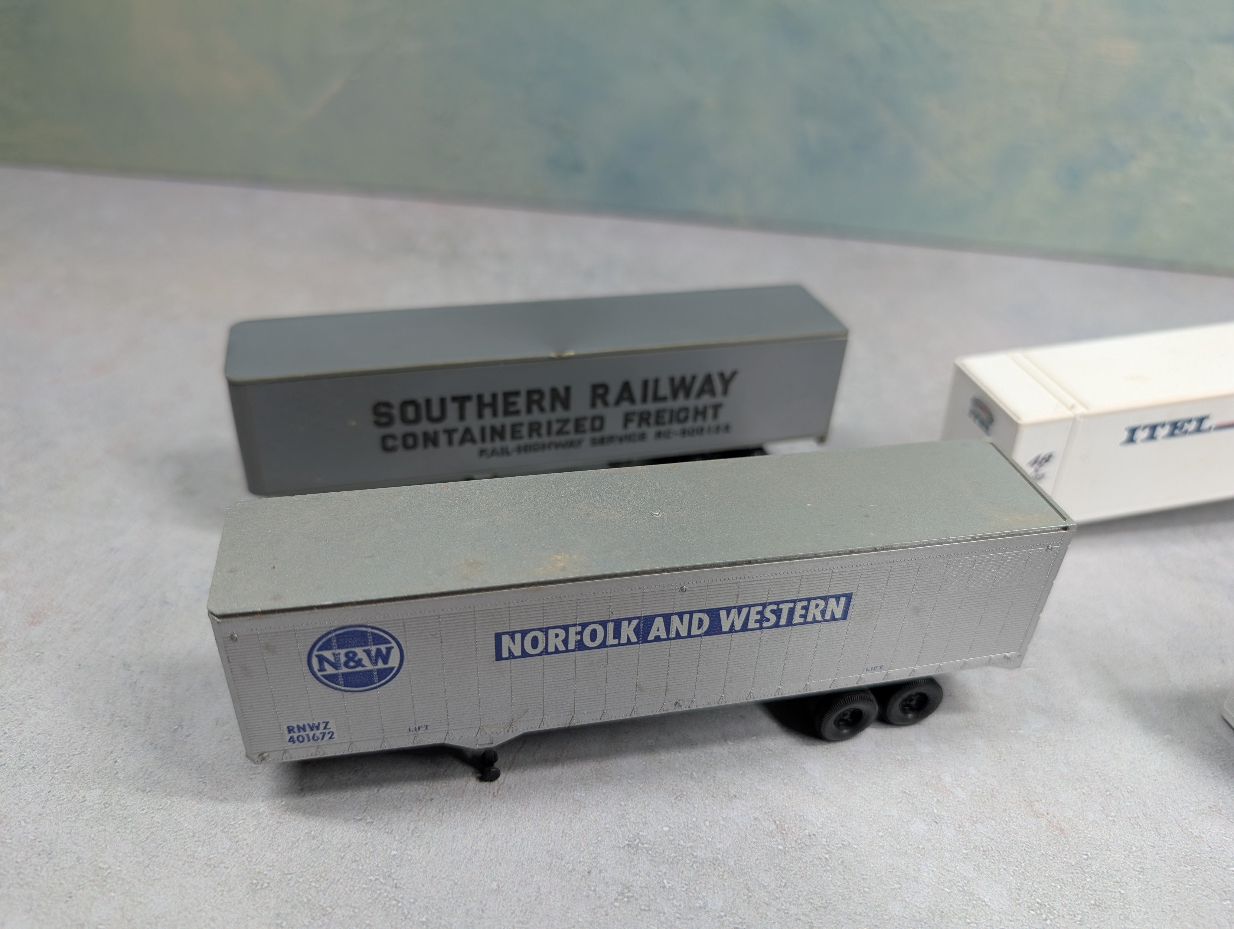 USED HO Scale Lot of Trailers & Containers (6 pcs)