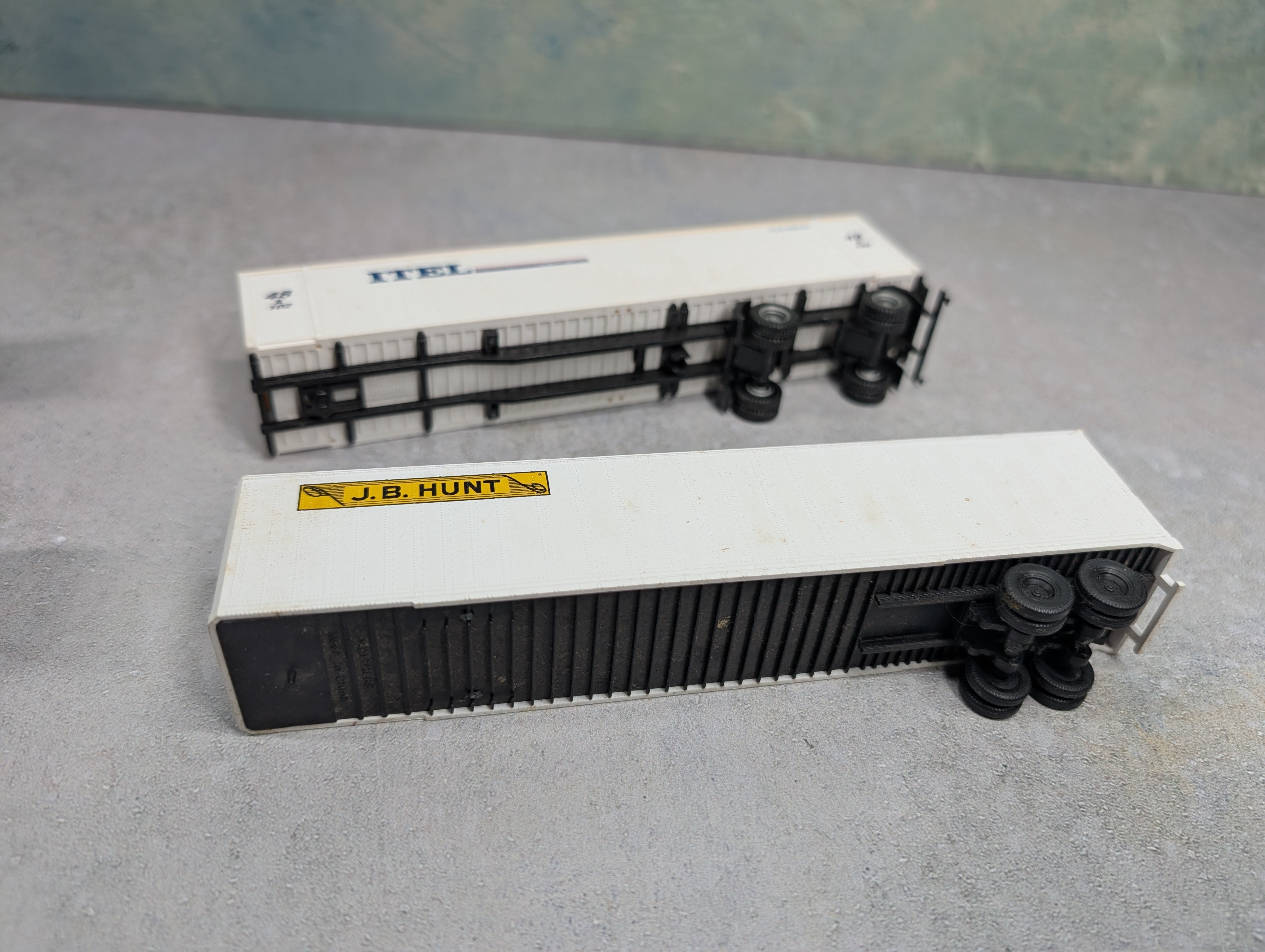 USED HO Scale Lot of Trailers & Containers (6 pcs)