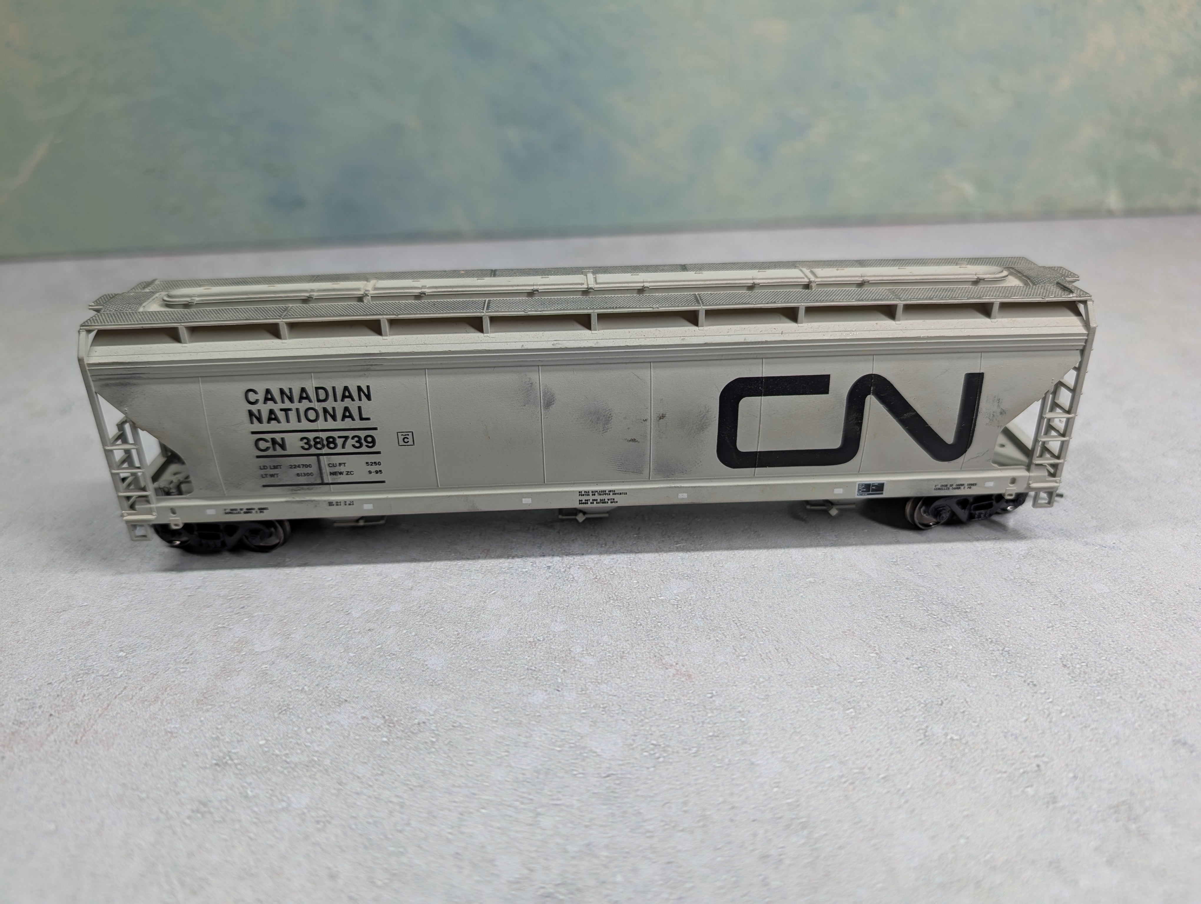 USED Accurail HO Scale 3 Bay Covered Hopper Canadian National CN #388739 Weathered