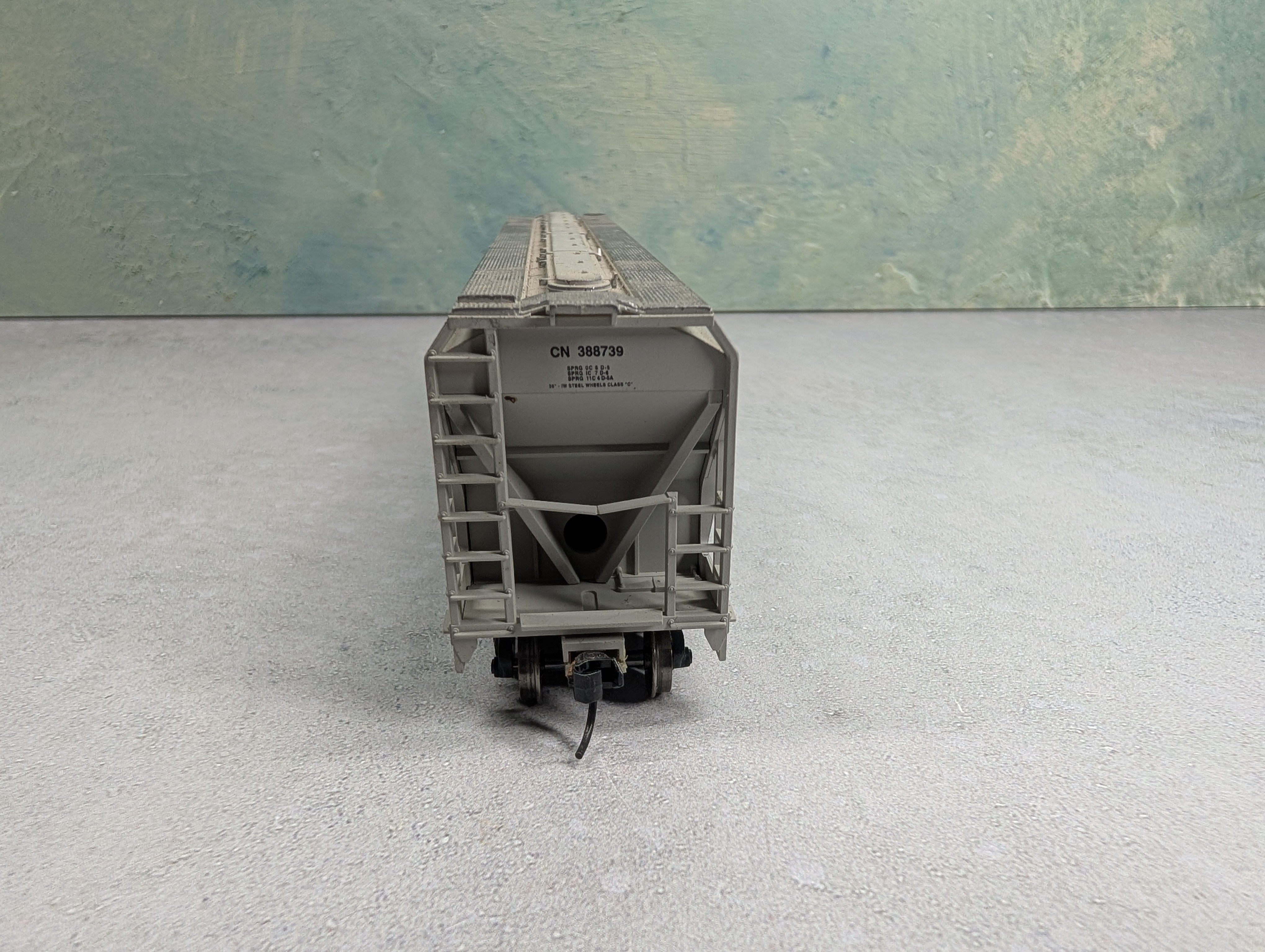 USED Accurail HO Scale 3 Bay Covered Hopper Canadian National CN #388739 Weathered