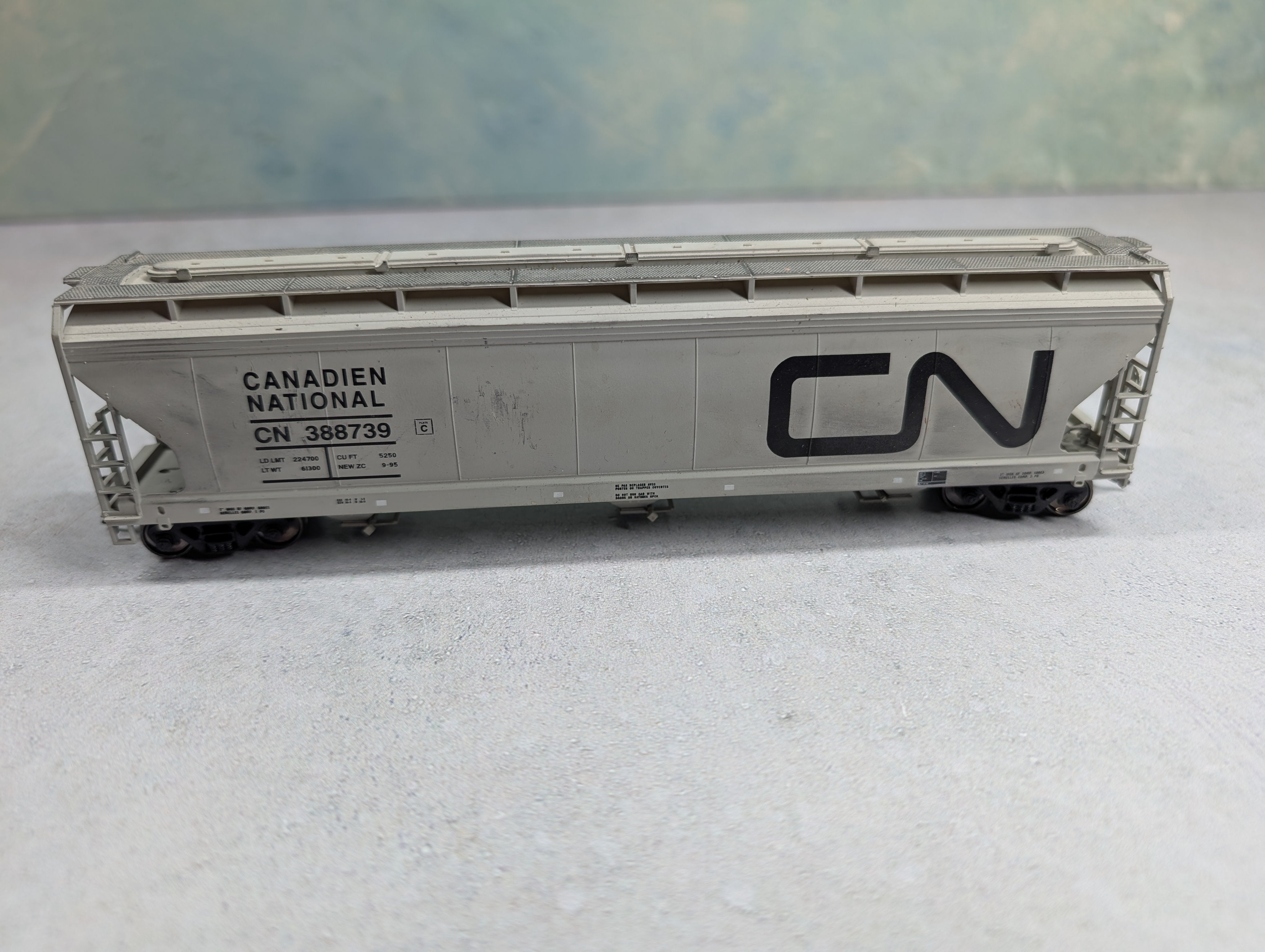 USED Accurail HO Scale 3 Bay Covered Hopper Canadian National CN #388739 Weathered