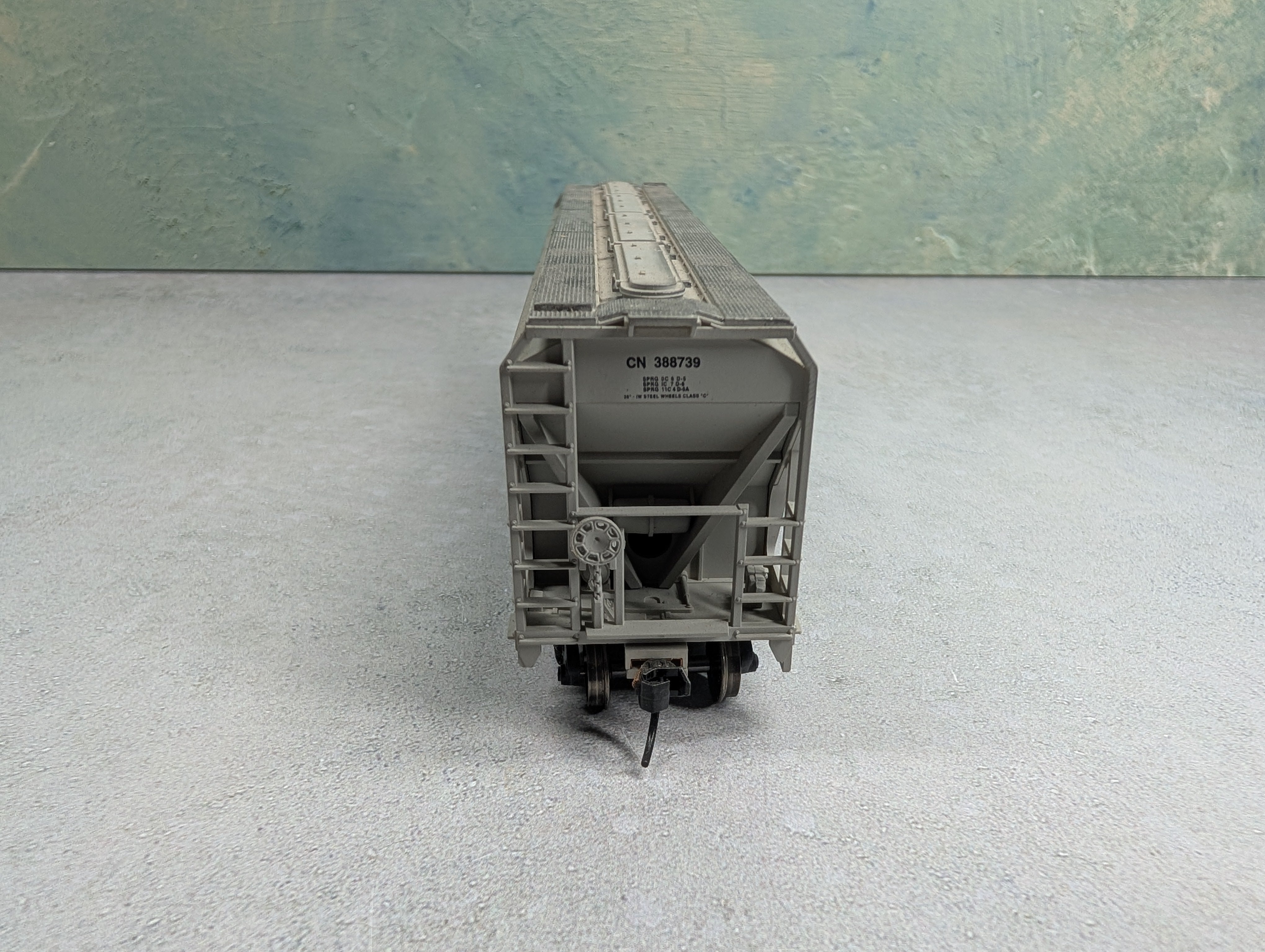 USED Accurail HO Scale 3 Bay Covered Hopper Canadian National CN #388739 Weathered