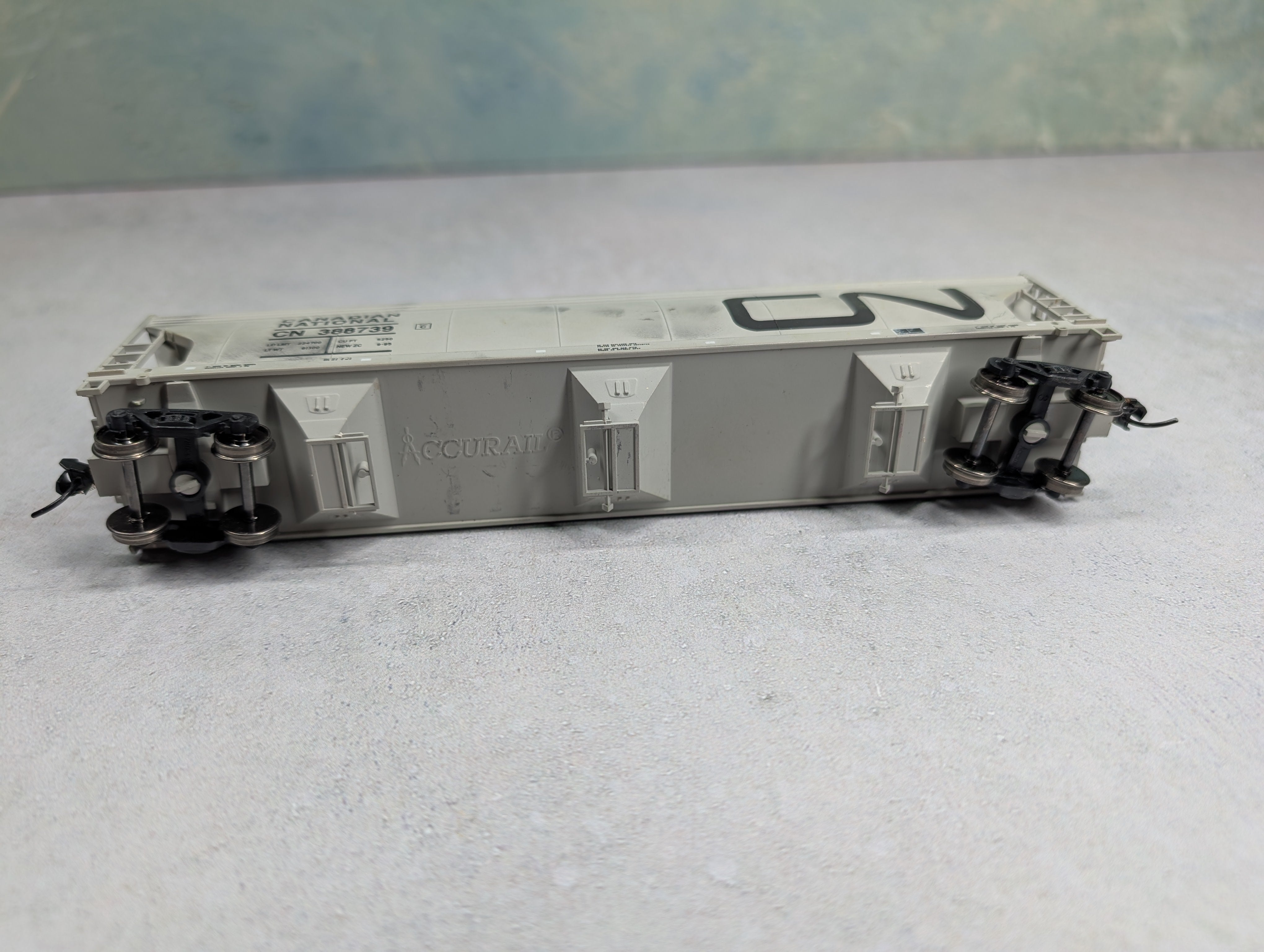 USED Accurail HO Scale 3 Bay Covered Hopper Canadian National CN #388739 Weathered