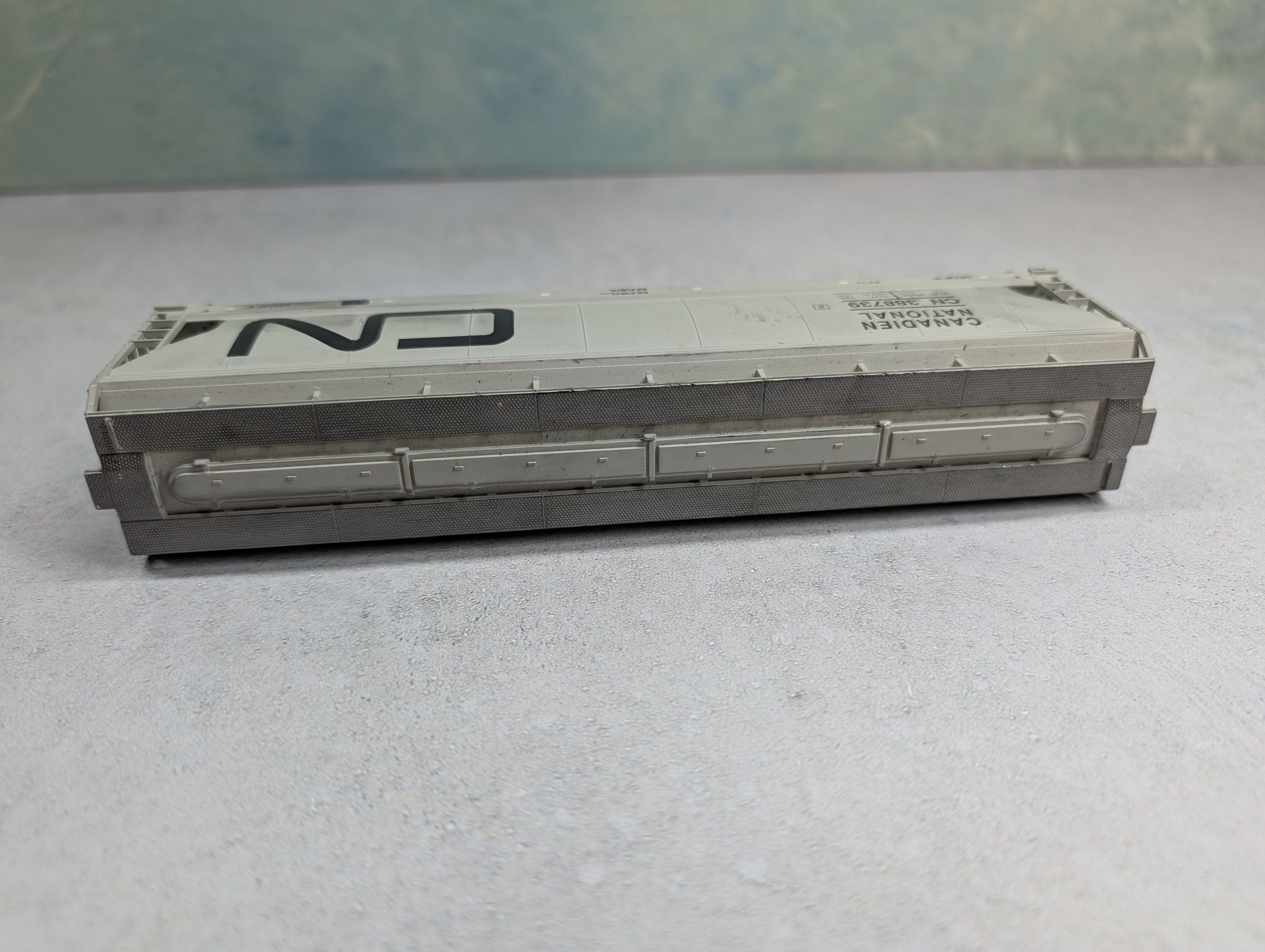 USED Accurail HO Scale 3 Bay Covered Hopper Canadian National CN #388739 Weathered