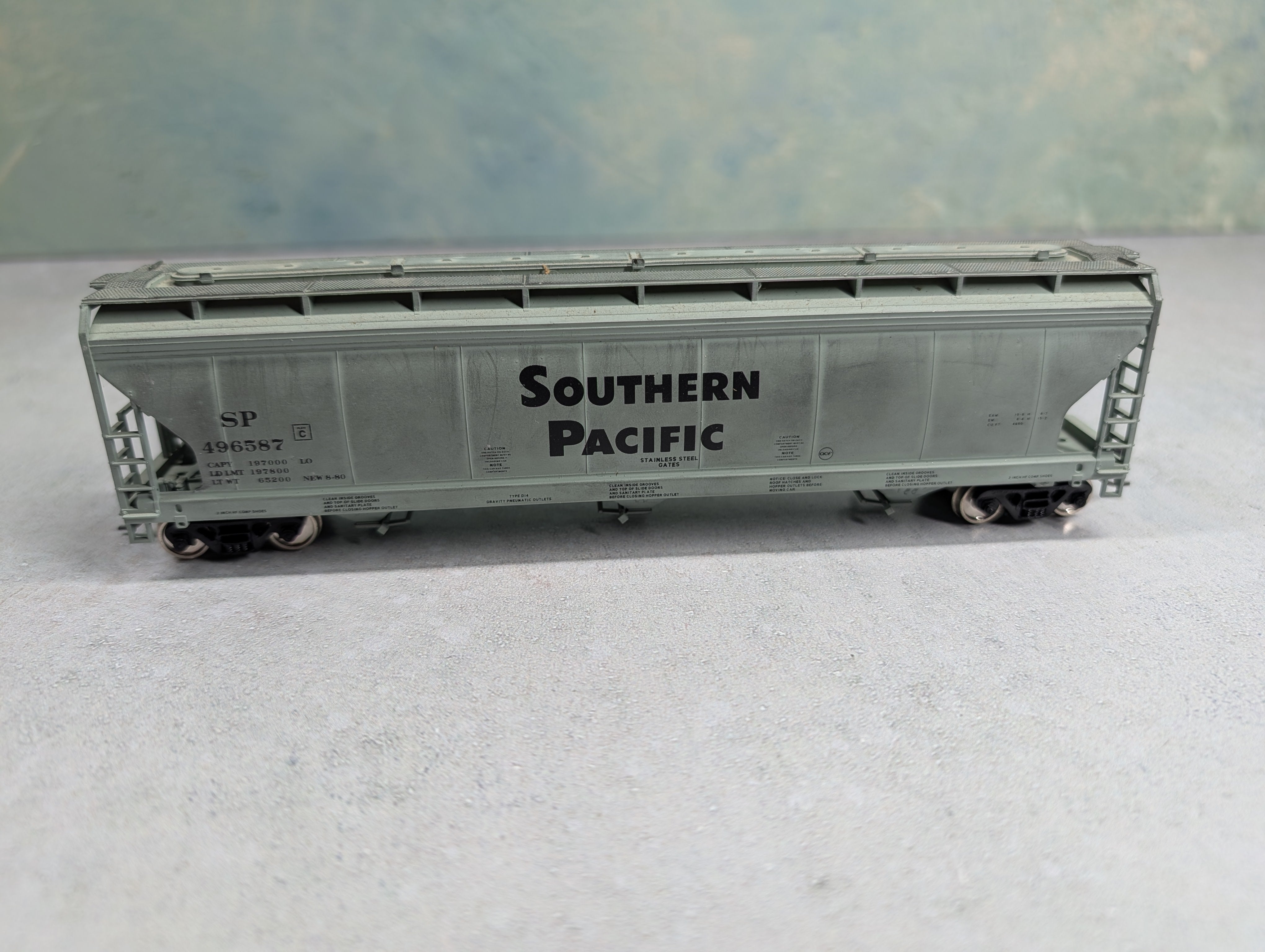 USED Accurail HO Scale 3 Bay Covered Hopper Southern Pacific SP #496587 Weathered