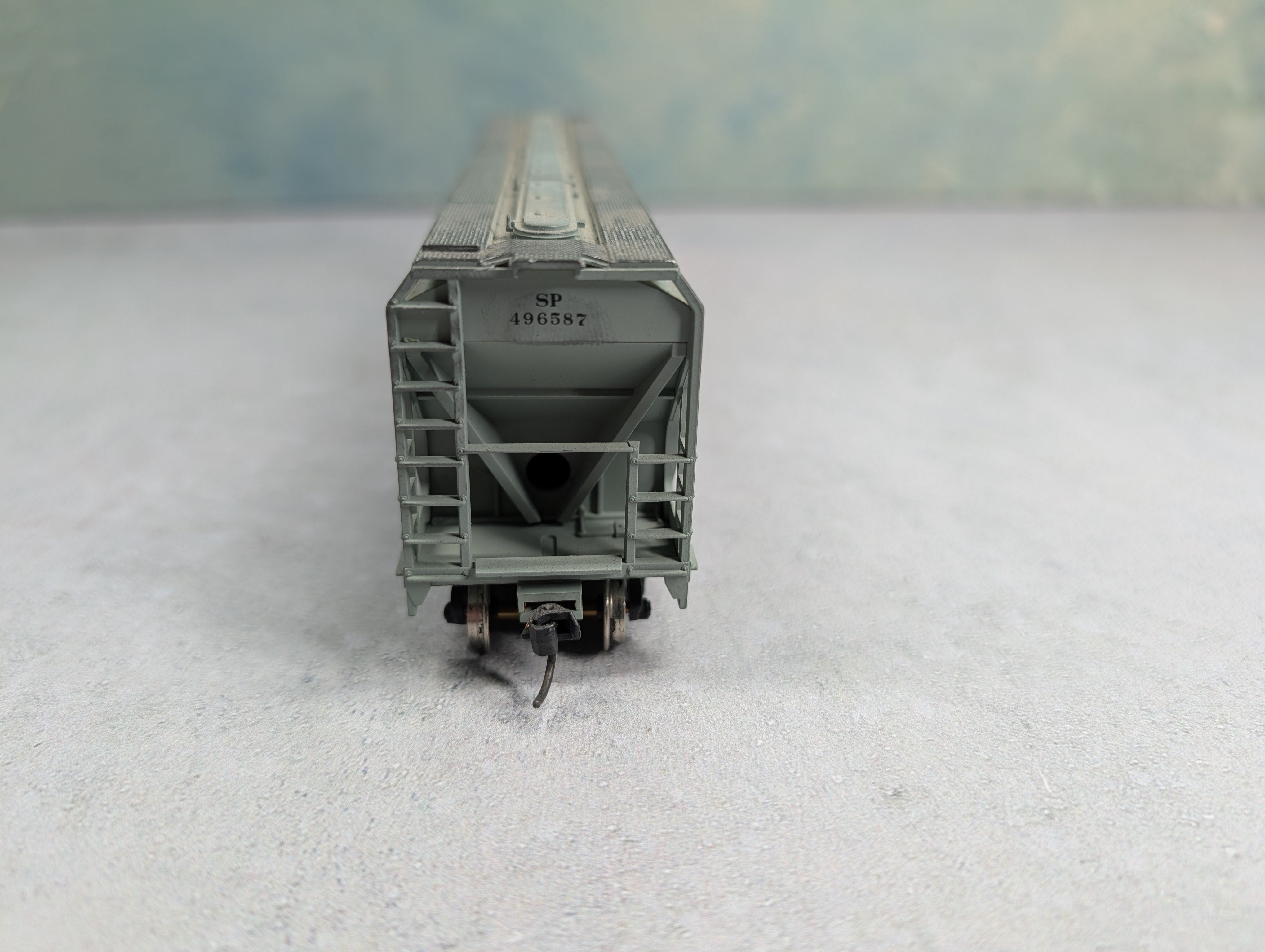 USED Accurail HO Scale 3 Bay Covered Hopper Southern Pacific SP #496587 Weathered