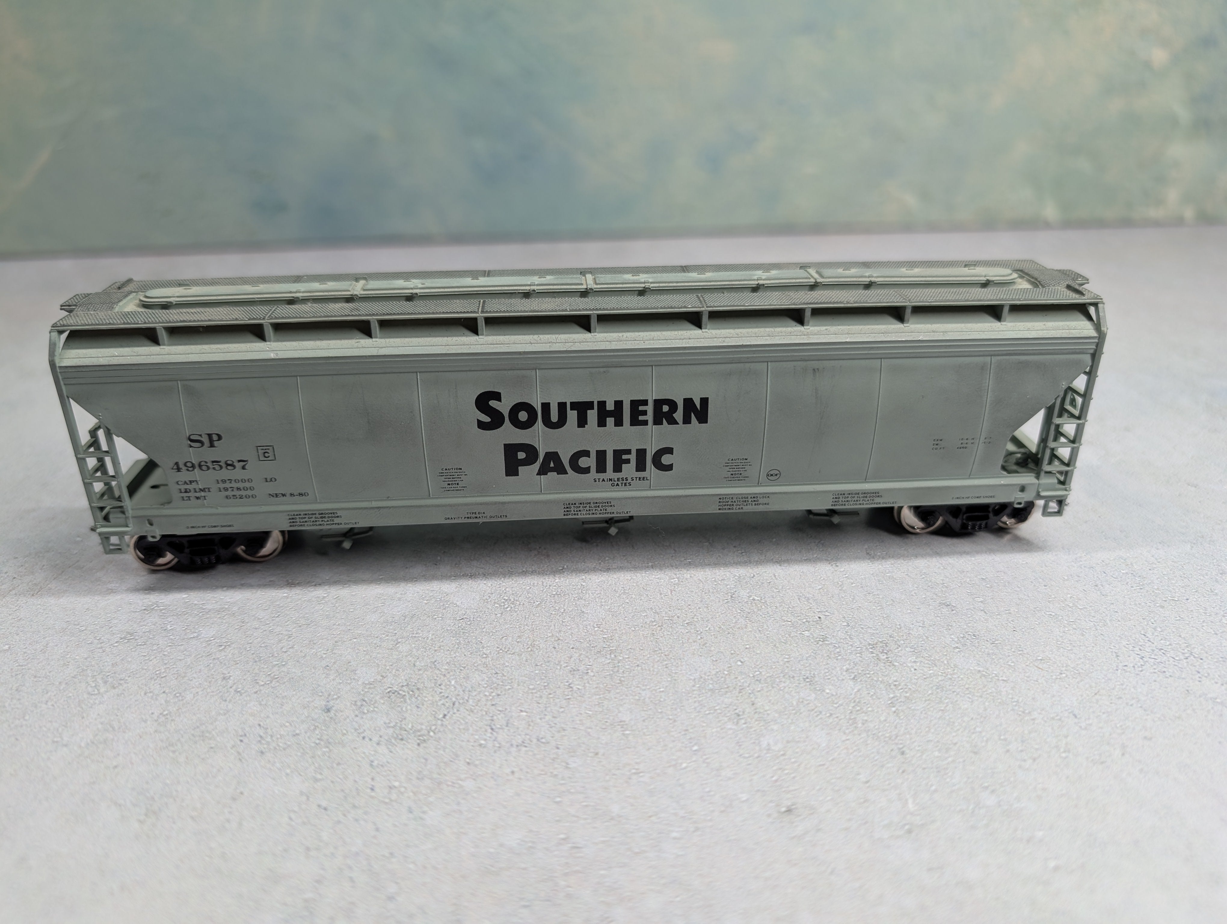USED Accurail HO Scale 3 Bay Covered Hopper Southern Pacific SP #496587 Weathered