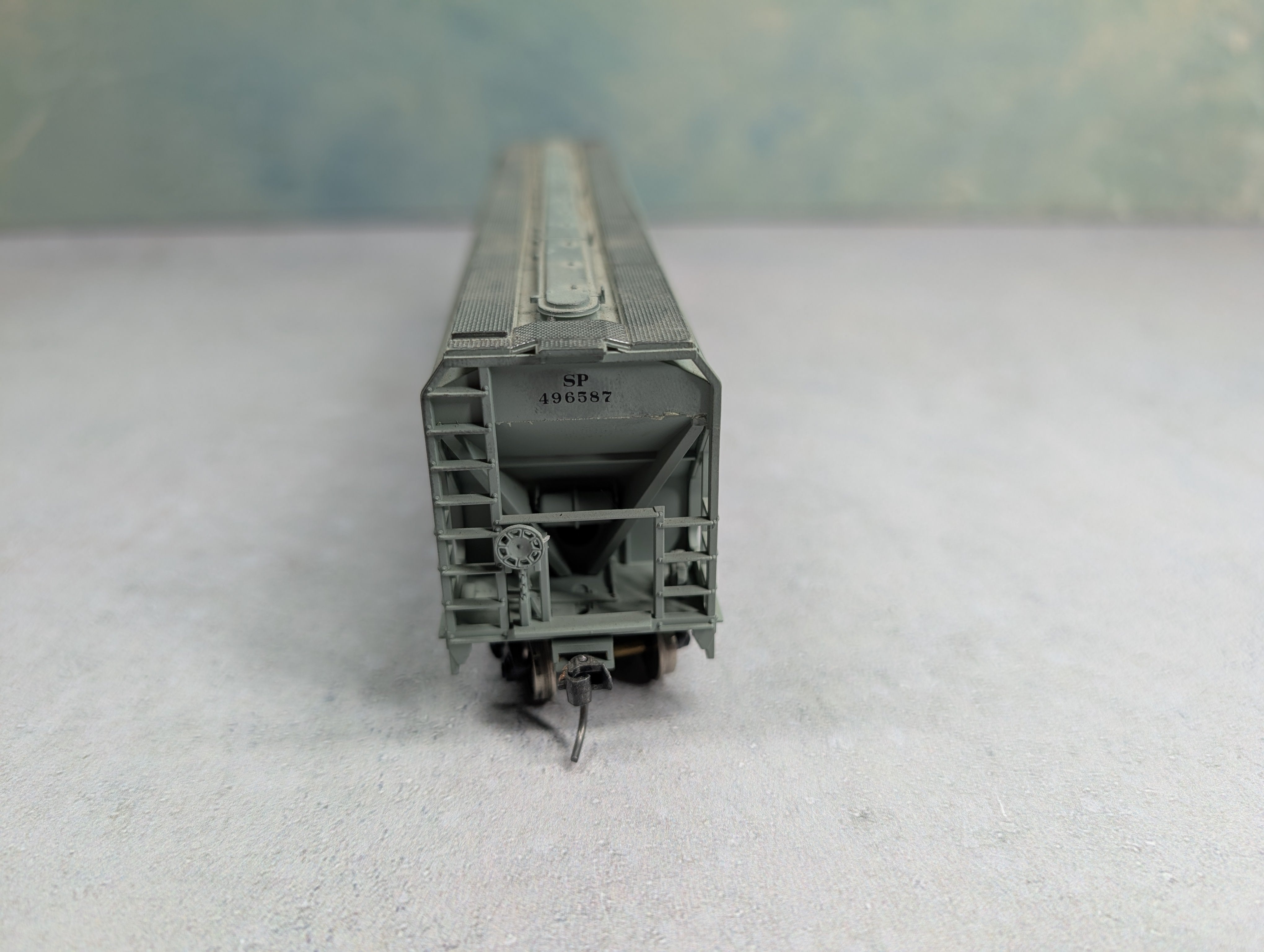 USED Accurail HO Scale 3 Bay Covered Hopper Southern Pacific SP #496587 Weathered