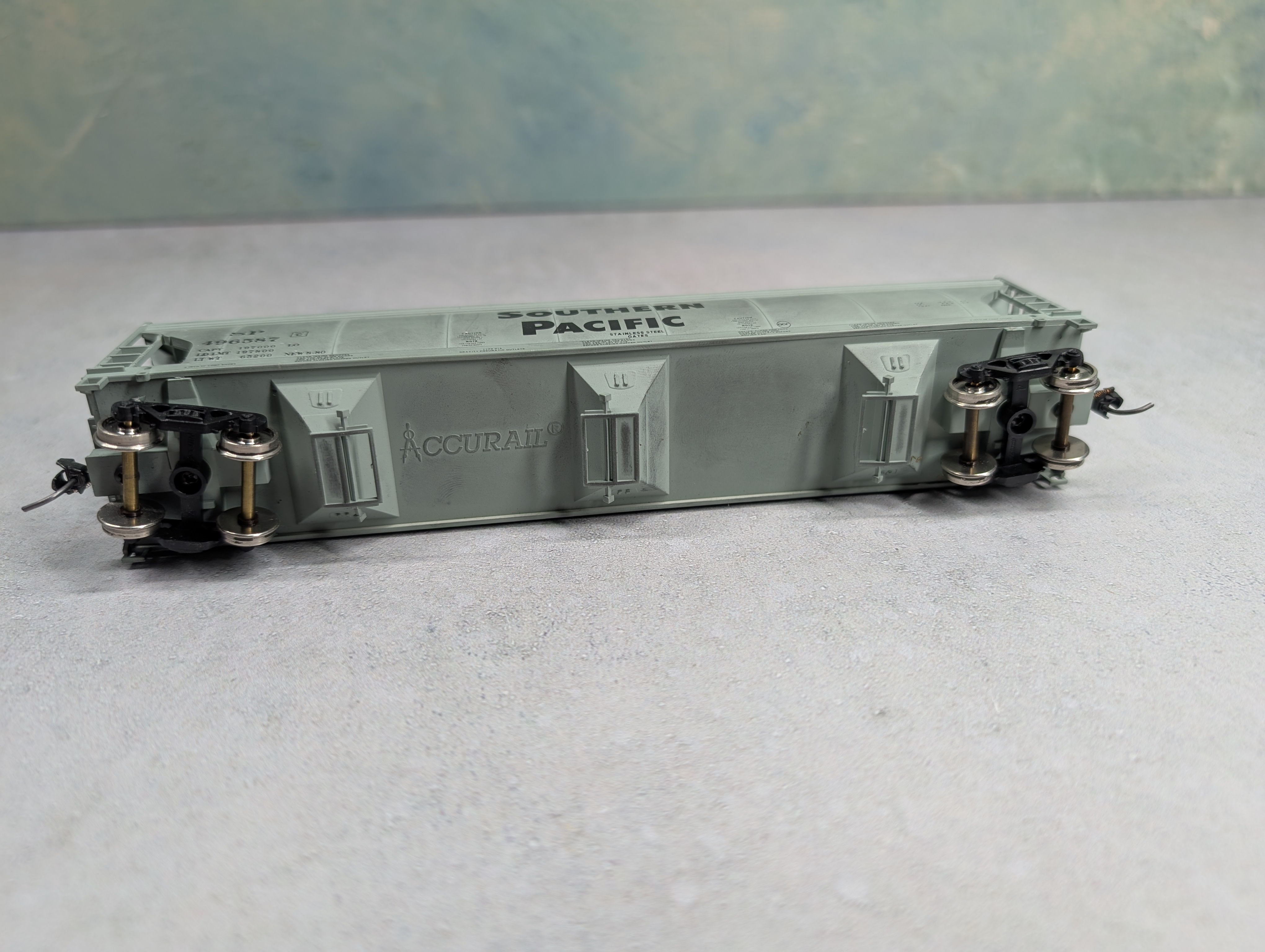 USED Accurail HO Scale 3 Bay Covered Hopper Southern Pacific SP #496587 Weathered