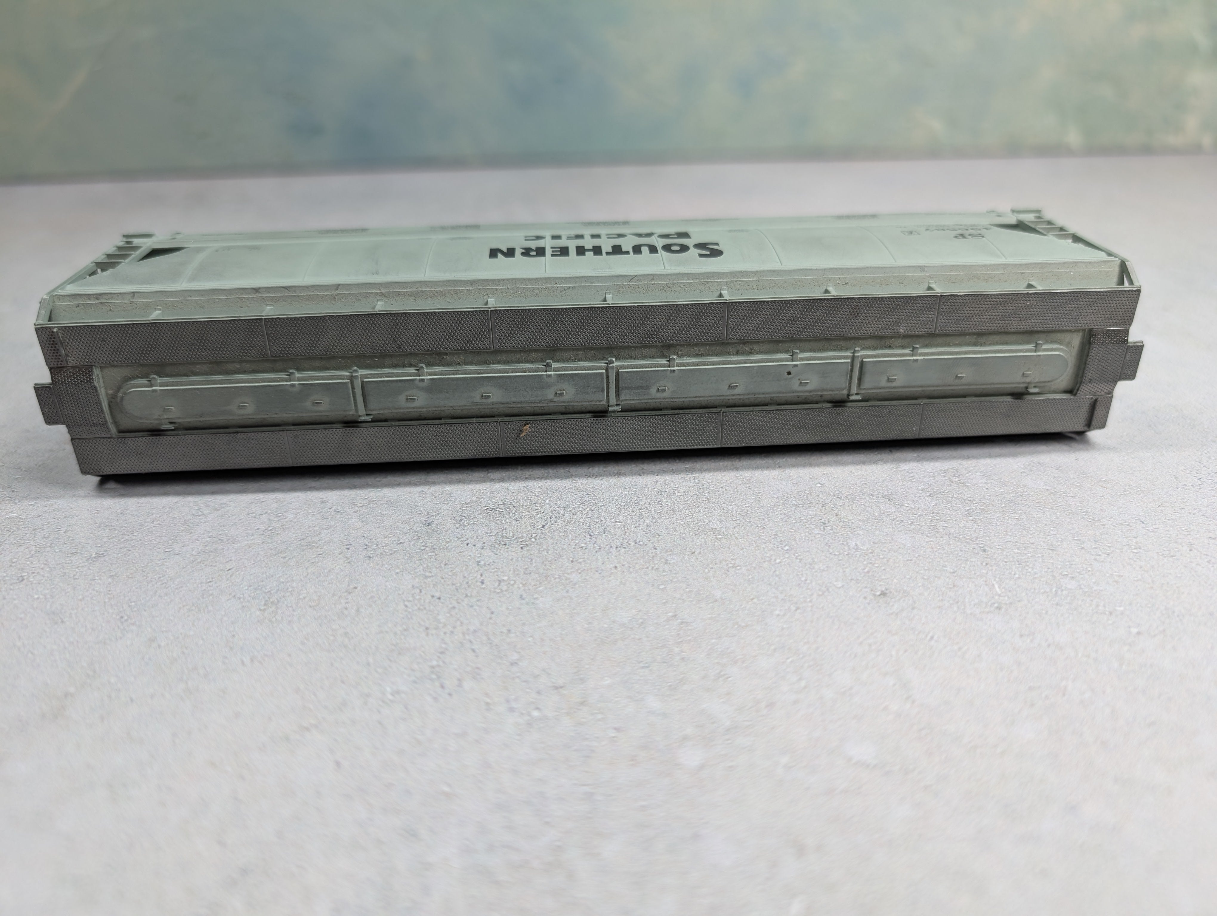 USED Accurail HO Scale 3 Bay Covered Hopper Southern Pacific SP #496587 Weathered