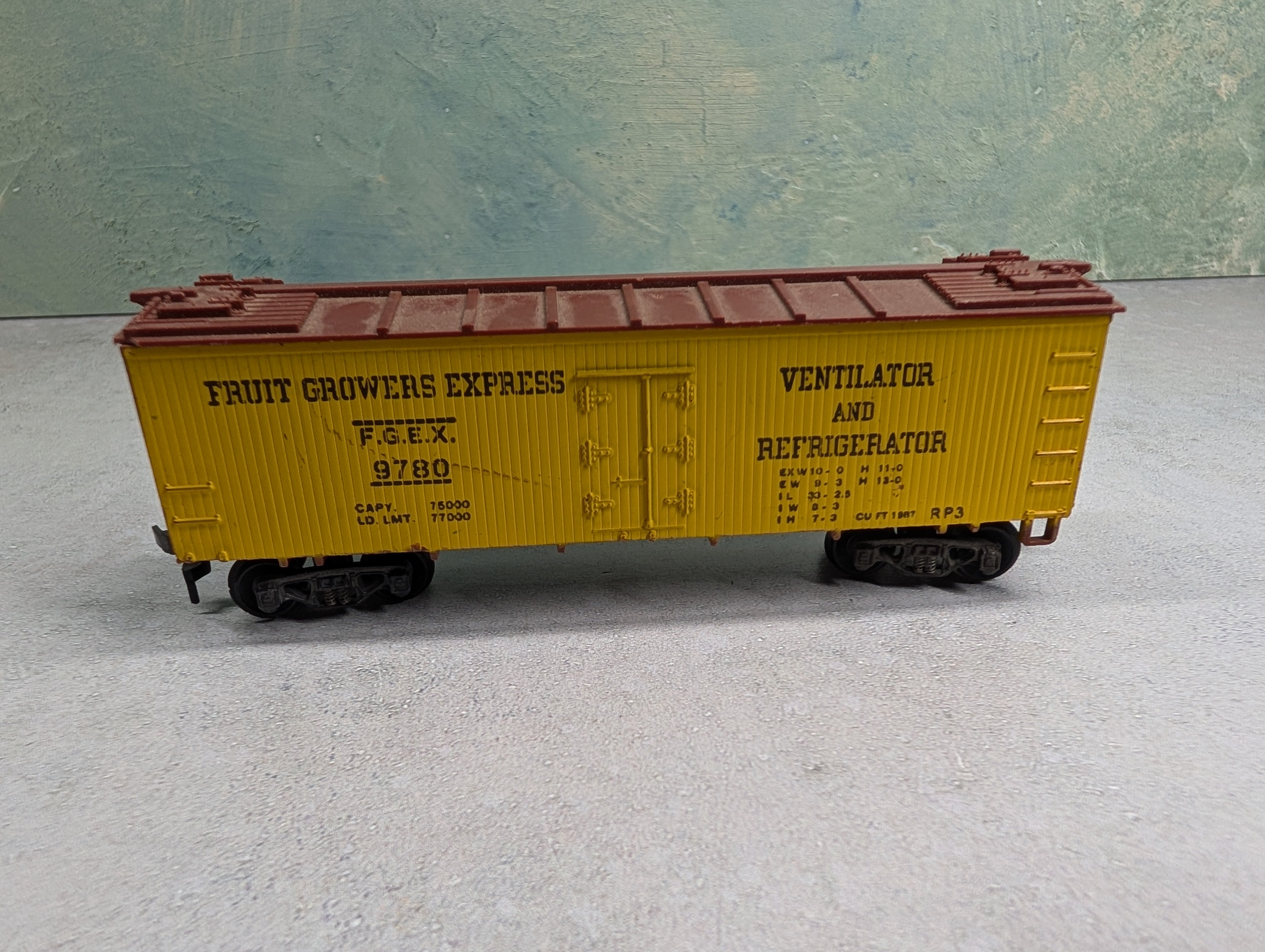 USED Varney HO Scale 40' Box Car Fruit Growers Express FGEX #9780