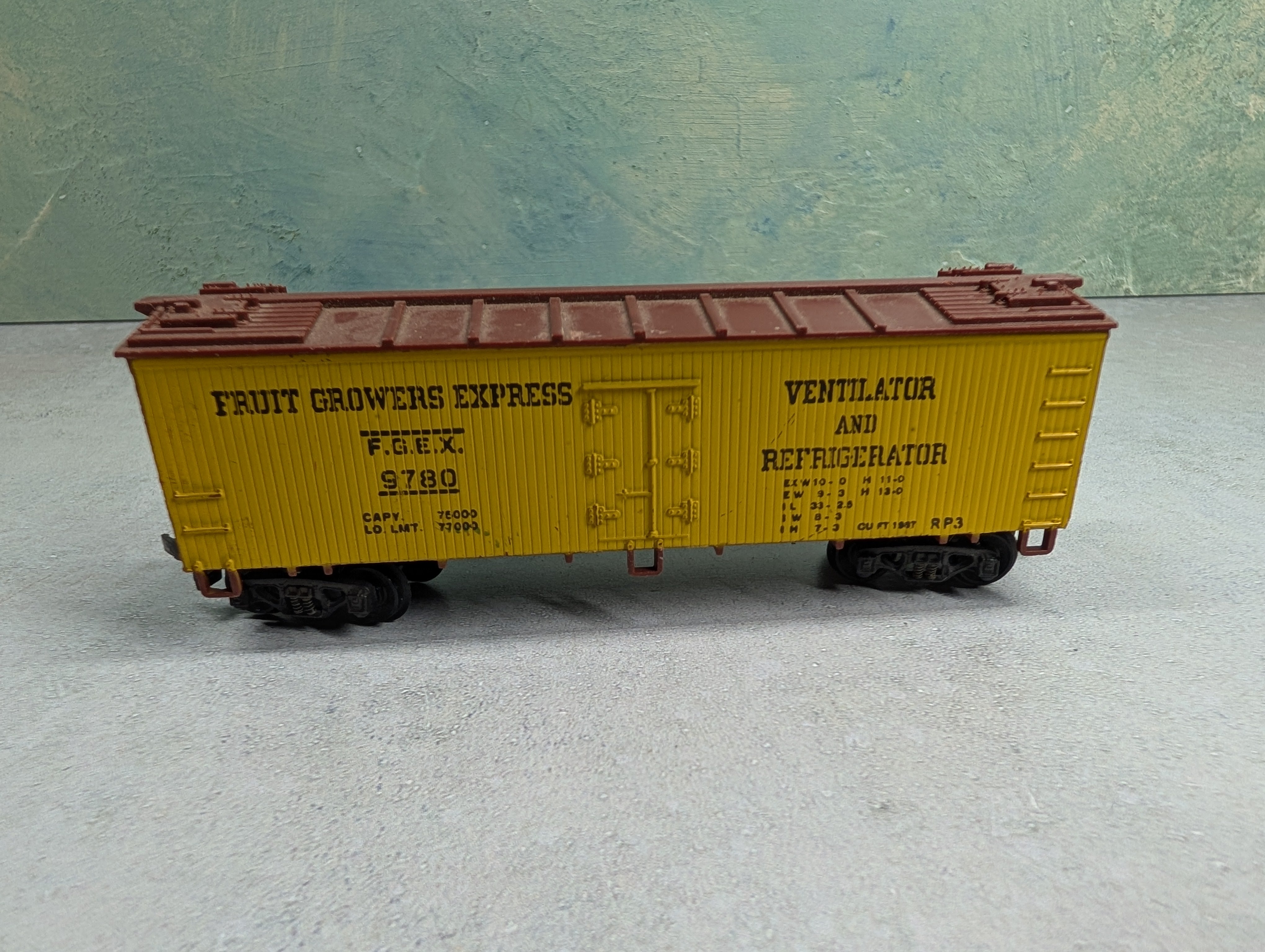 USED Varney HO Scale 40' Box Car Fruit Growers Express FGEX #9780