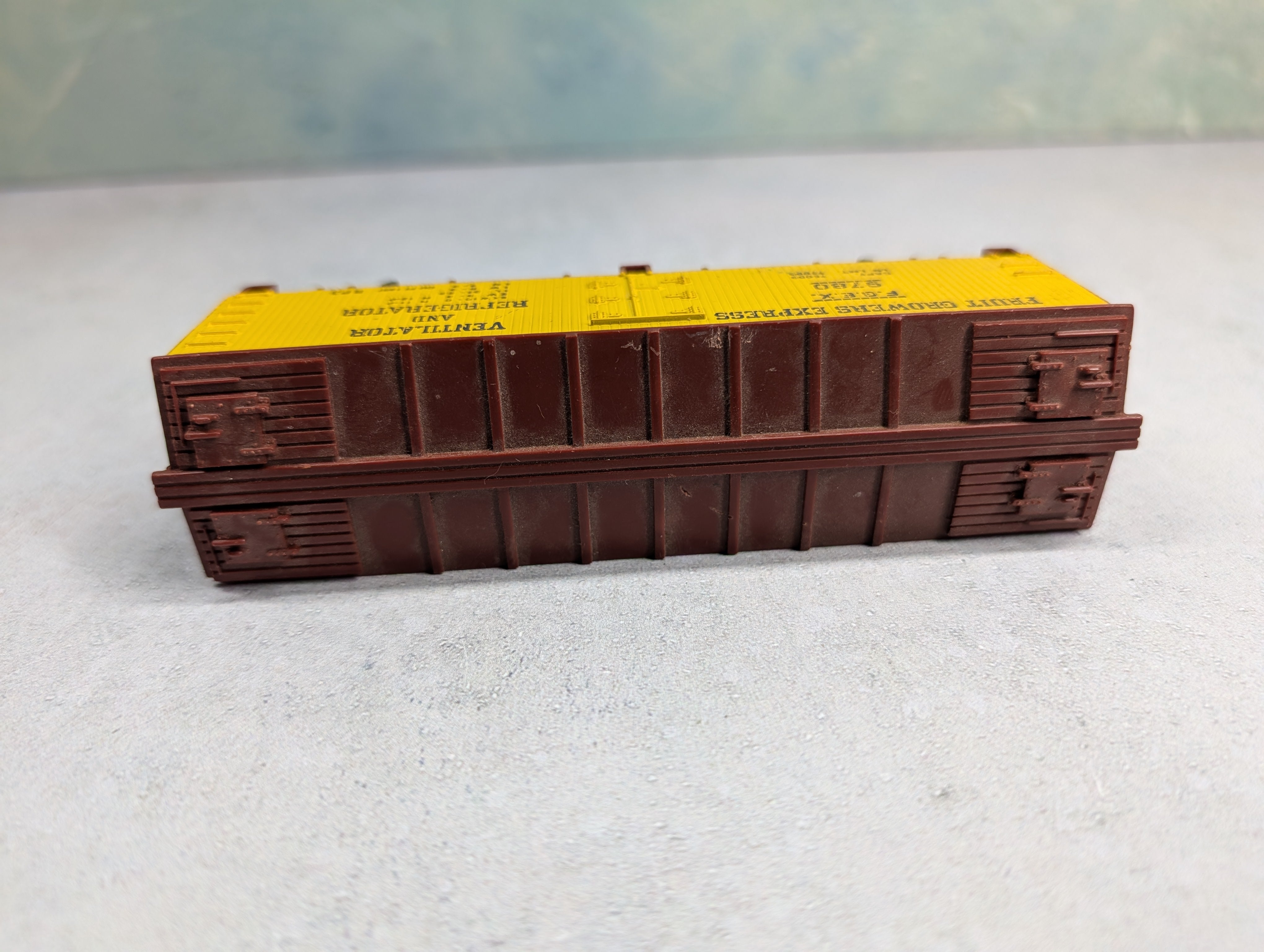 USED Varney HO Scale 40' Box Car Fruit Growers Express FGEX #9780