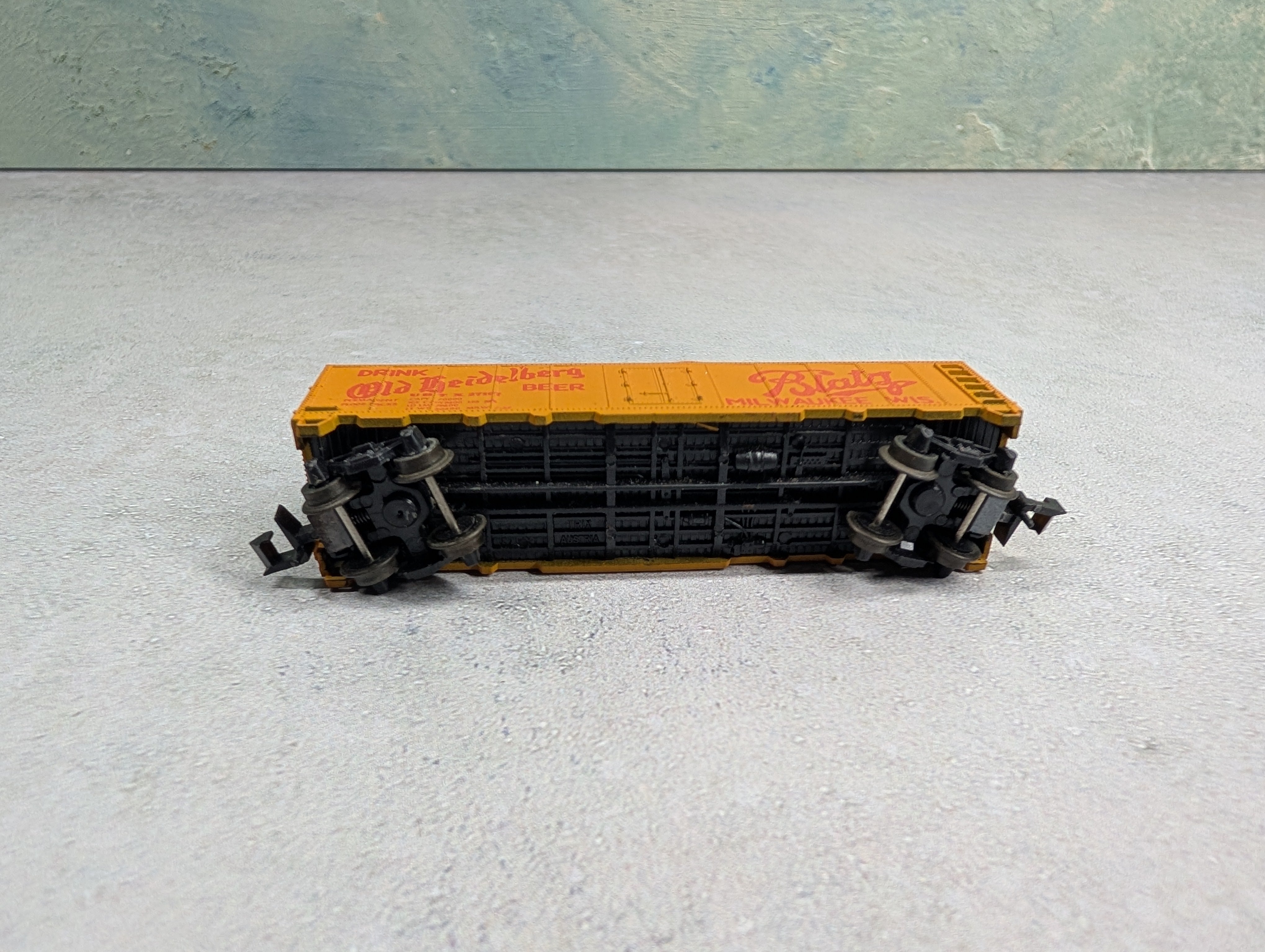 USED TRIX N Scale 40' Reefer Box Car Blatz Old Heidelberg Beer URTX #27107