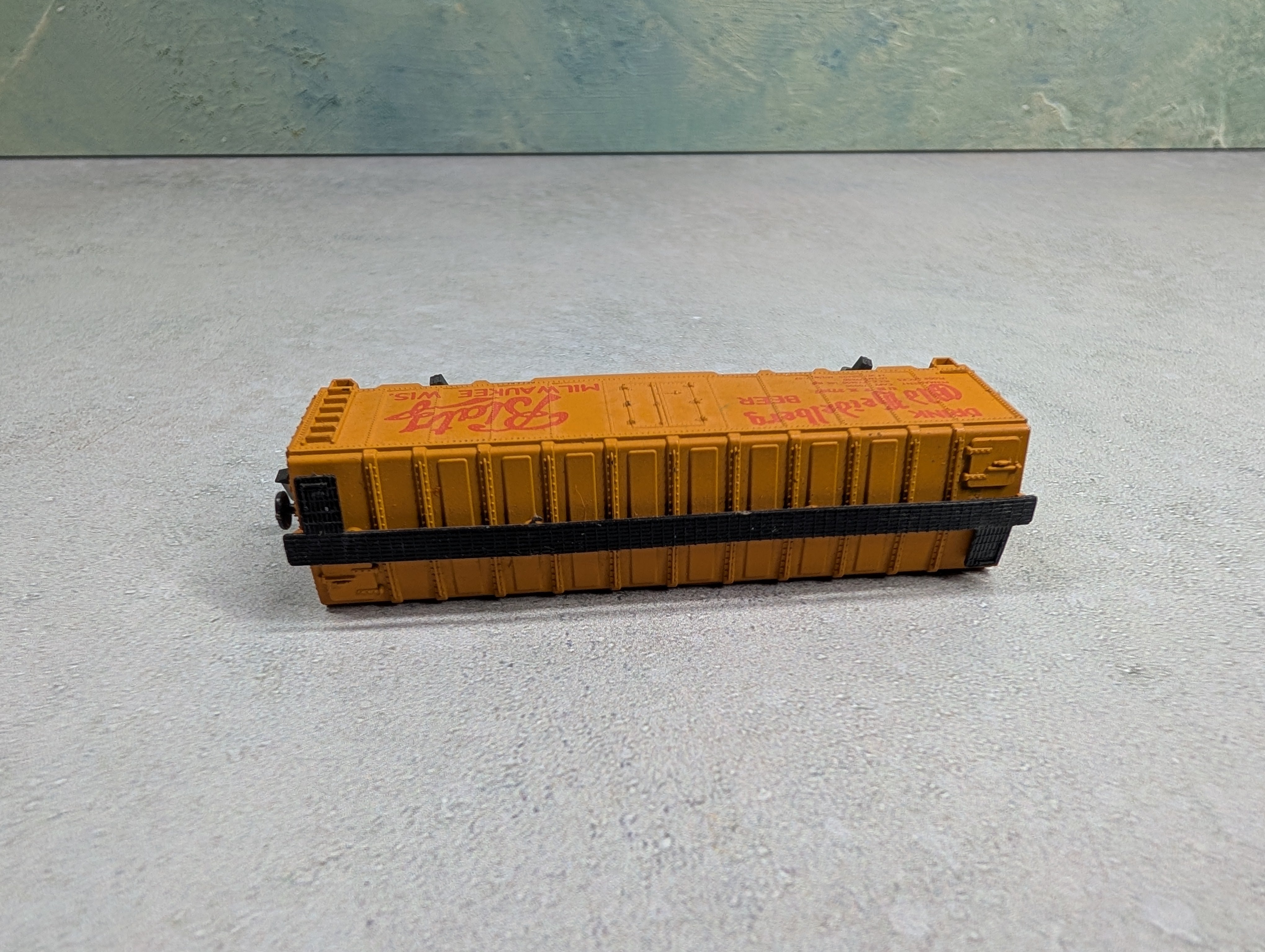 USED TRIX N Scale 40' Reefer Box Car Blatz Old Heidelberg Beer URTX #27107