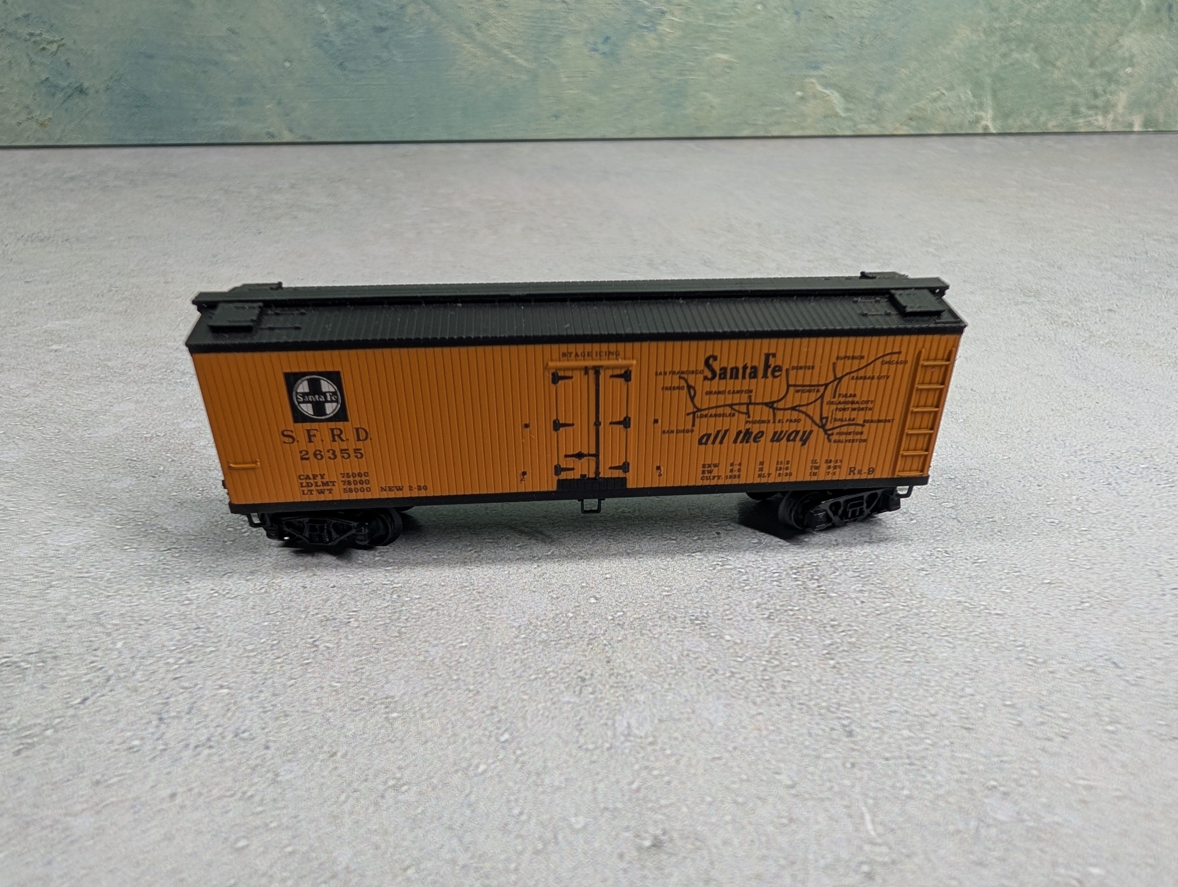 USED Micro-Trains N Scale 40' Reefer Box Car Santa Fe SFRD #26355 Knuckle Couplers
